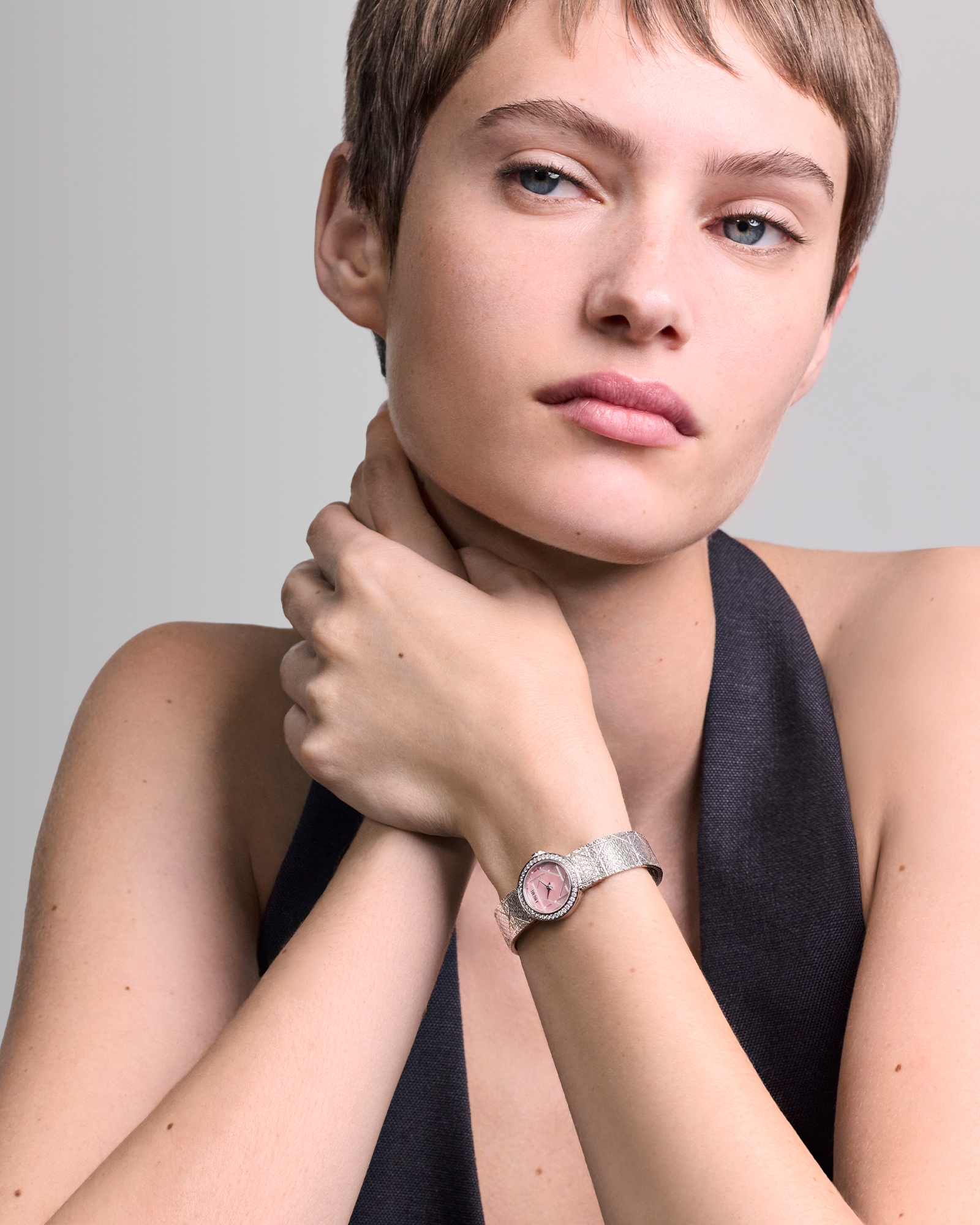 La Mini D My Dior 腕表 直径 19 毫米，钢、粉色珍珠母贝和钻石 E01