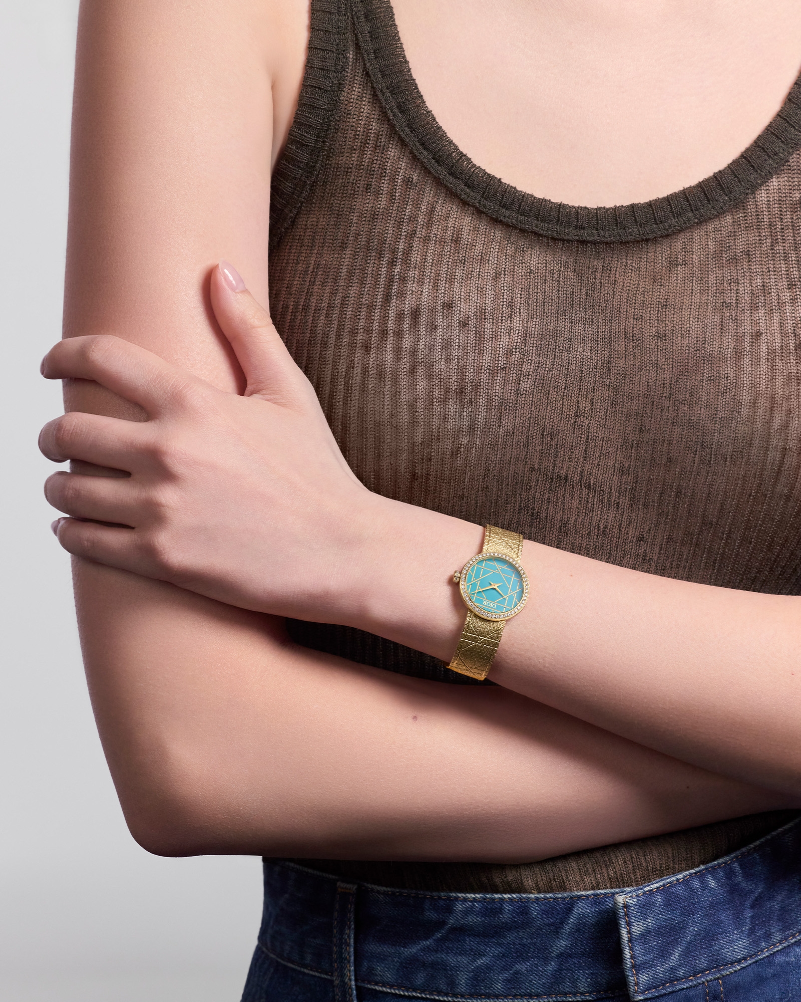 look_image_alt_prefix La D My Dior 腕表 直径 25 毫米，黄色 18K 金、蓝绿色涂漆和钻石 E01