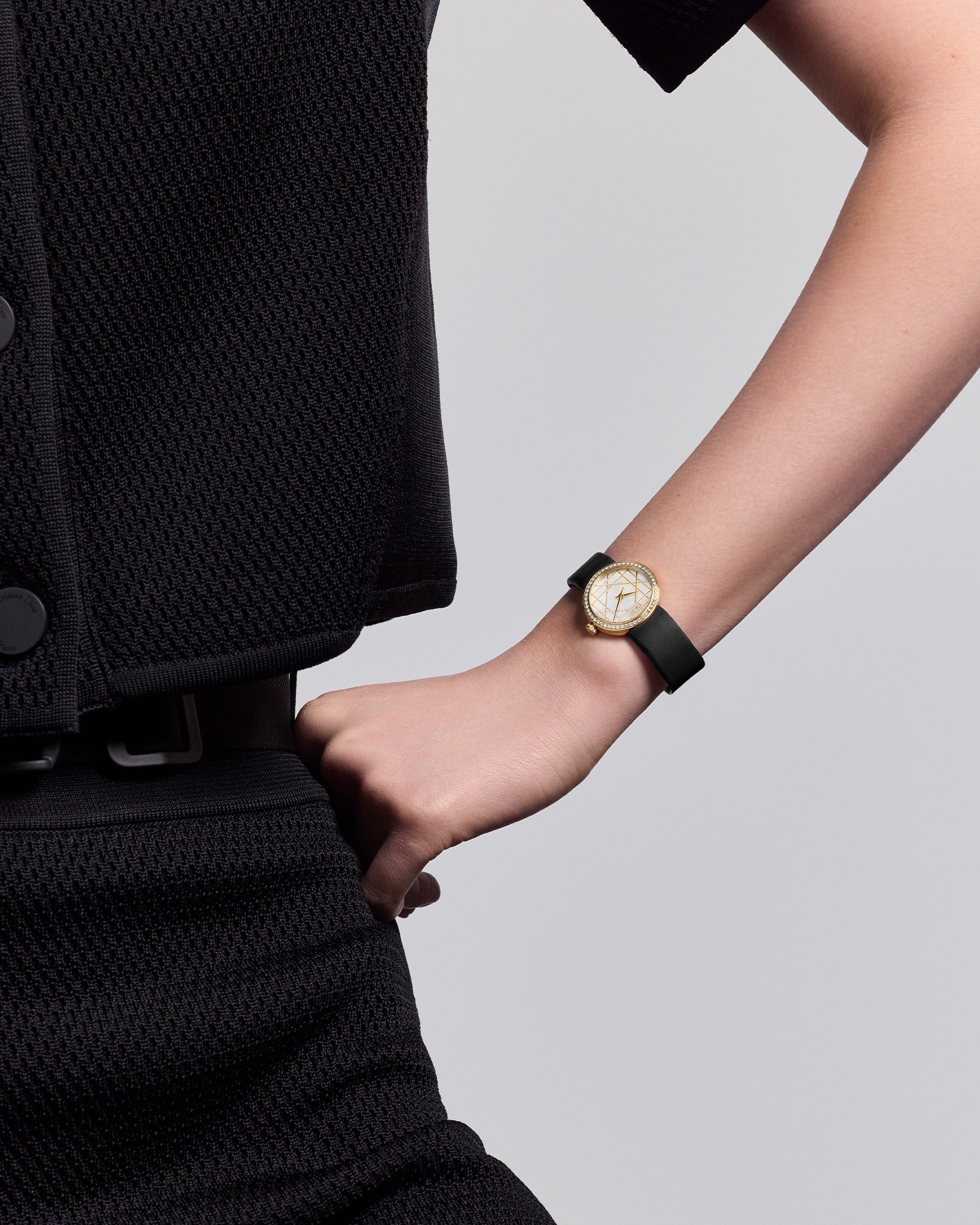 La D My Dior 腕表 直径 25 毫米，黄色 18K 金、白色珍珠母贝和钻石 E01