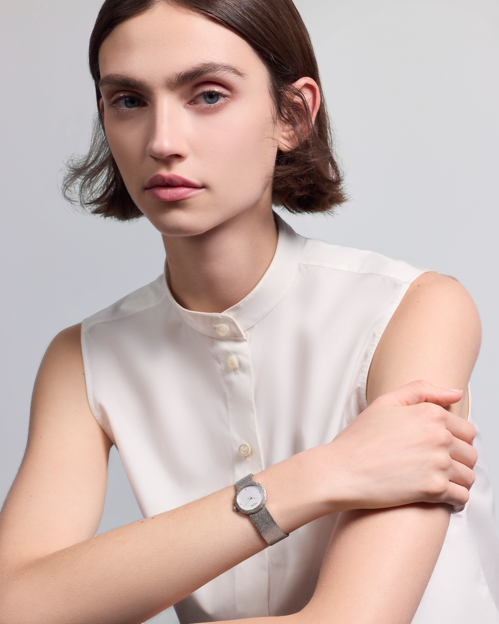 look_image_alt_prefix La D de Dior Satine 腕表 直径 25 毫米，钢、白色珍珠母贝和钻石 E01