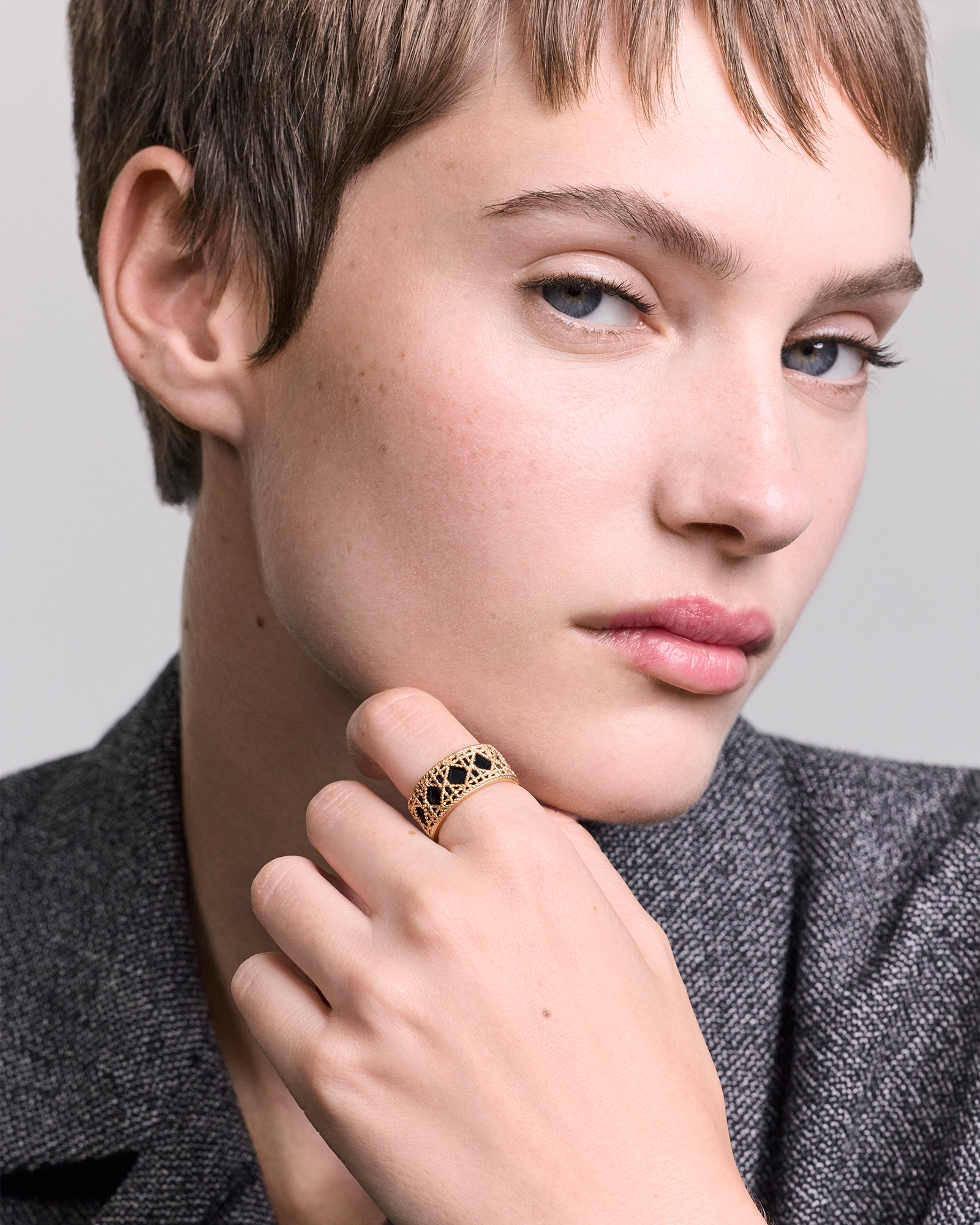 My Dior 戒指 黄色 18K 金和黑色涂漆装饰 E01