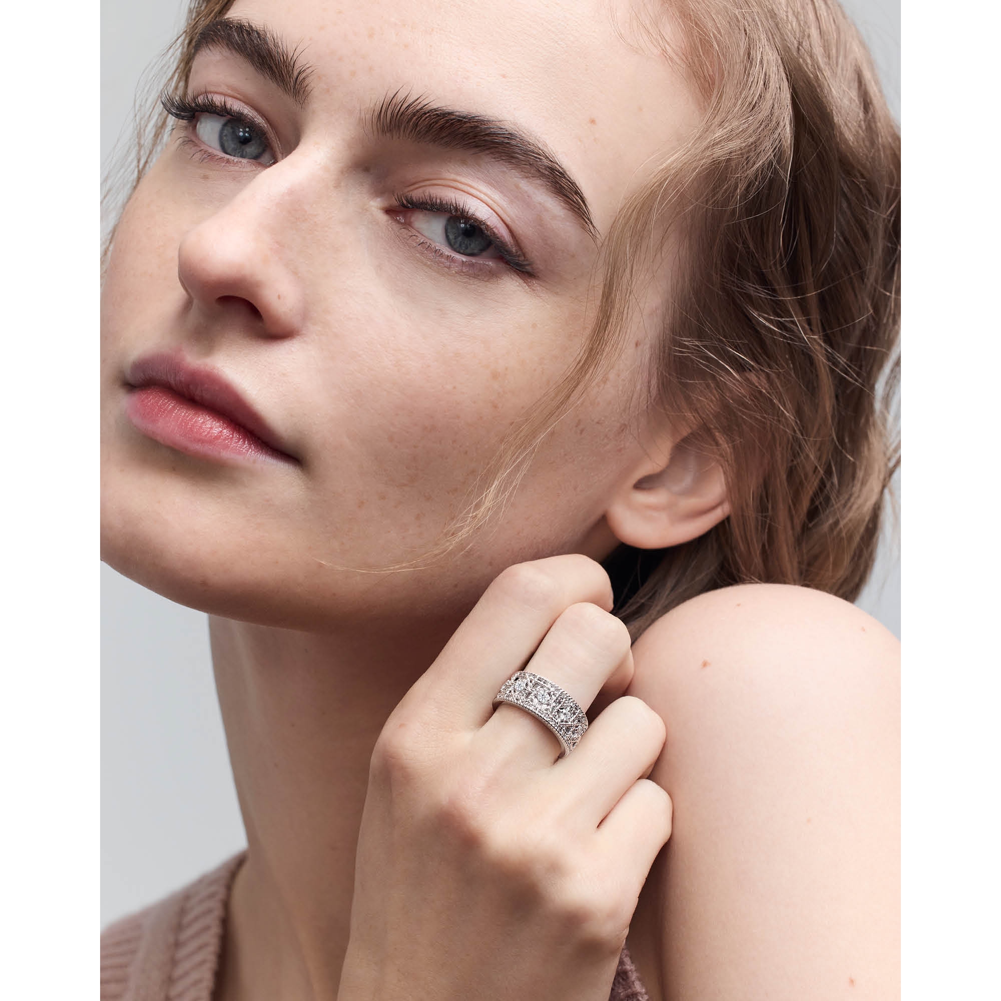 look_image_alt_prefix My Dior 戒指 白色 18K 金和钻石 E01