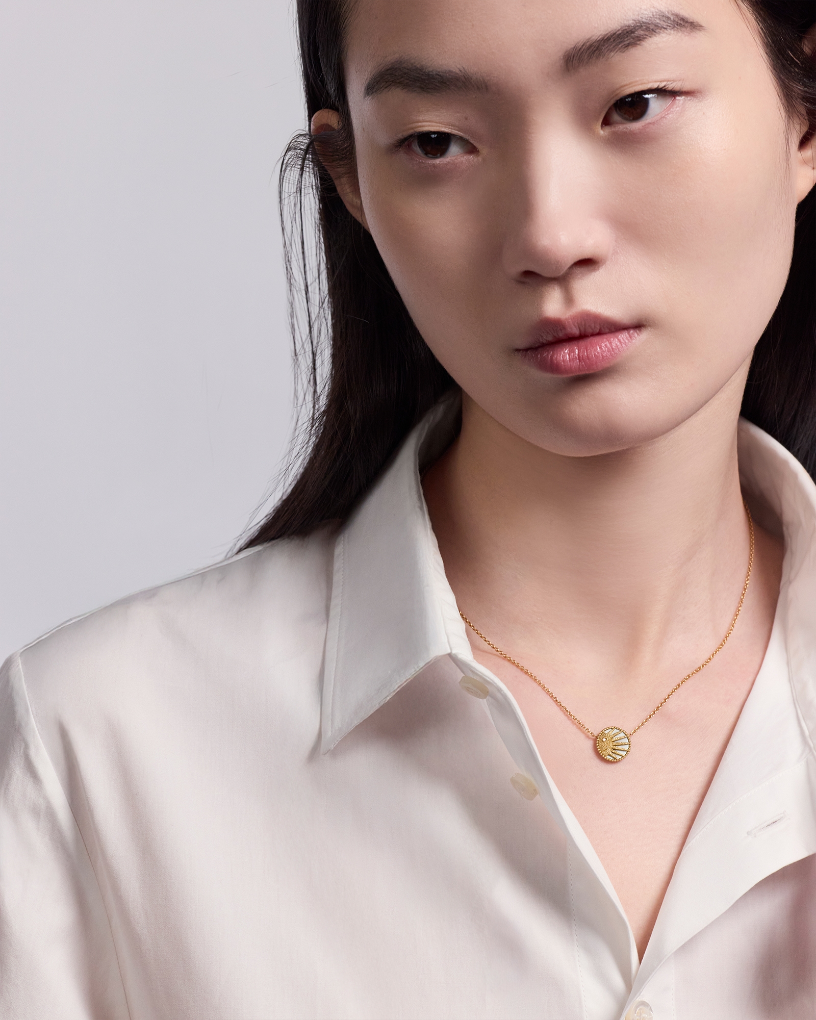 look_image_alt_prefix Rose Céleste 项链 黄色和白色 18K 金、钻石、珍珠母贝和缟玛瑙装饰 E01