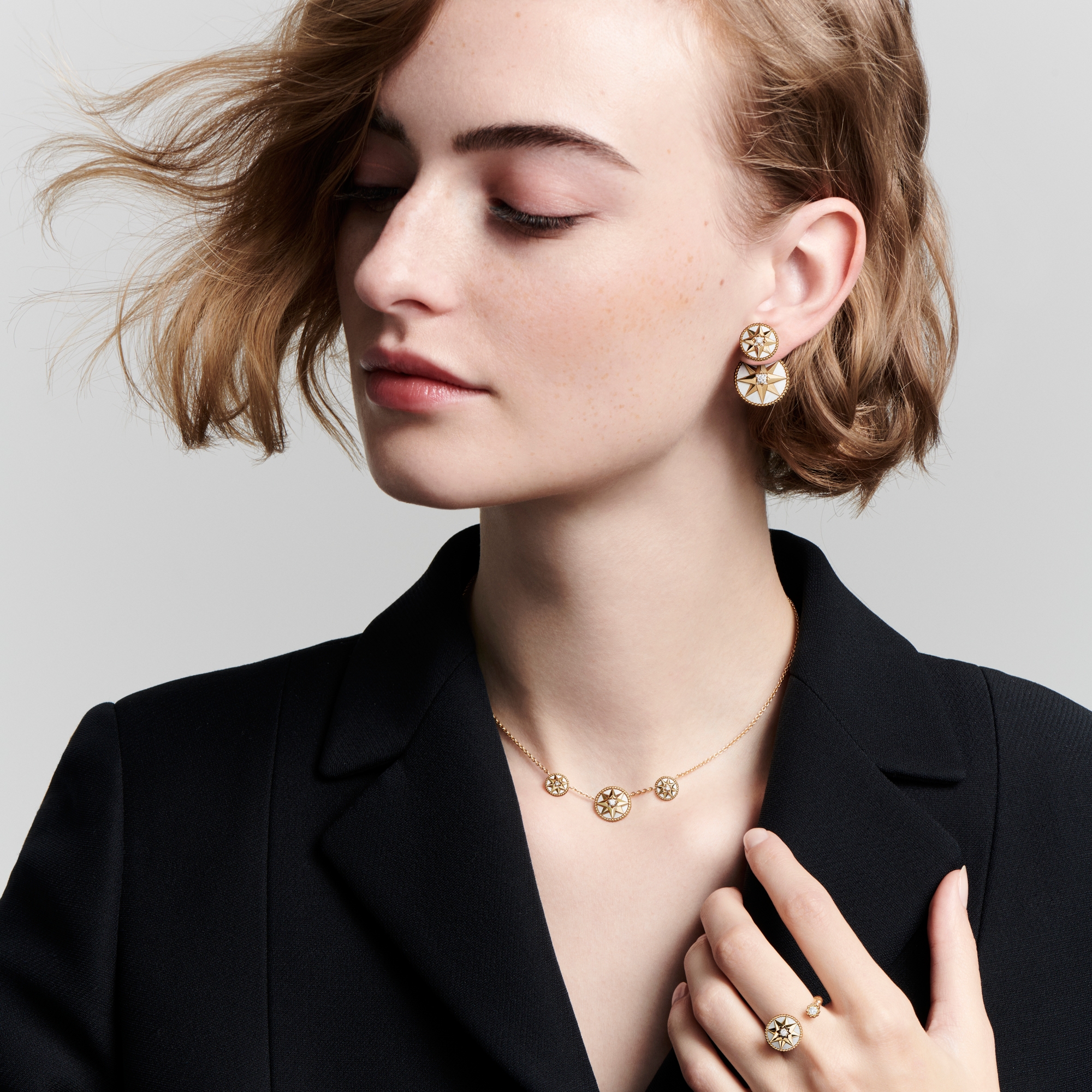 look_image_alt_prefix Rose des Vents 戒指 黄色 18K 金、钻石和珍珠母贝装饰 E01