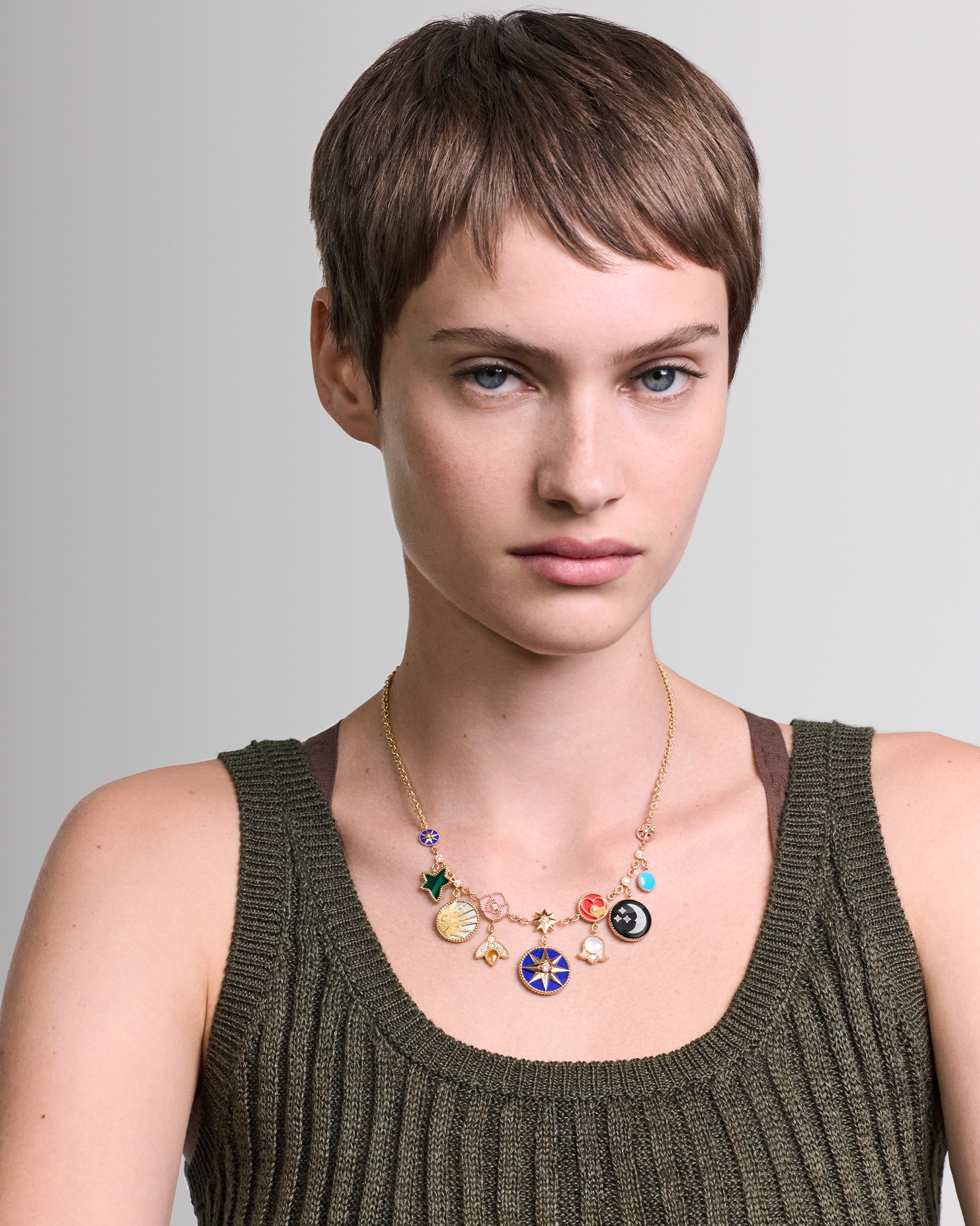 look_image_alt_prefix Charms 项链 黄色、玫瑰色和白色 18K 金、铂金、钻石和石饰 E01