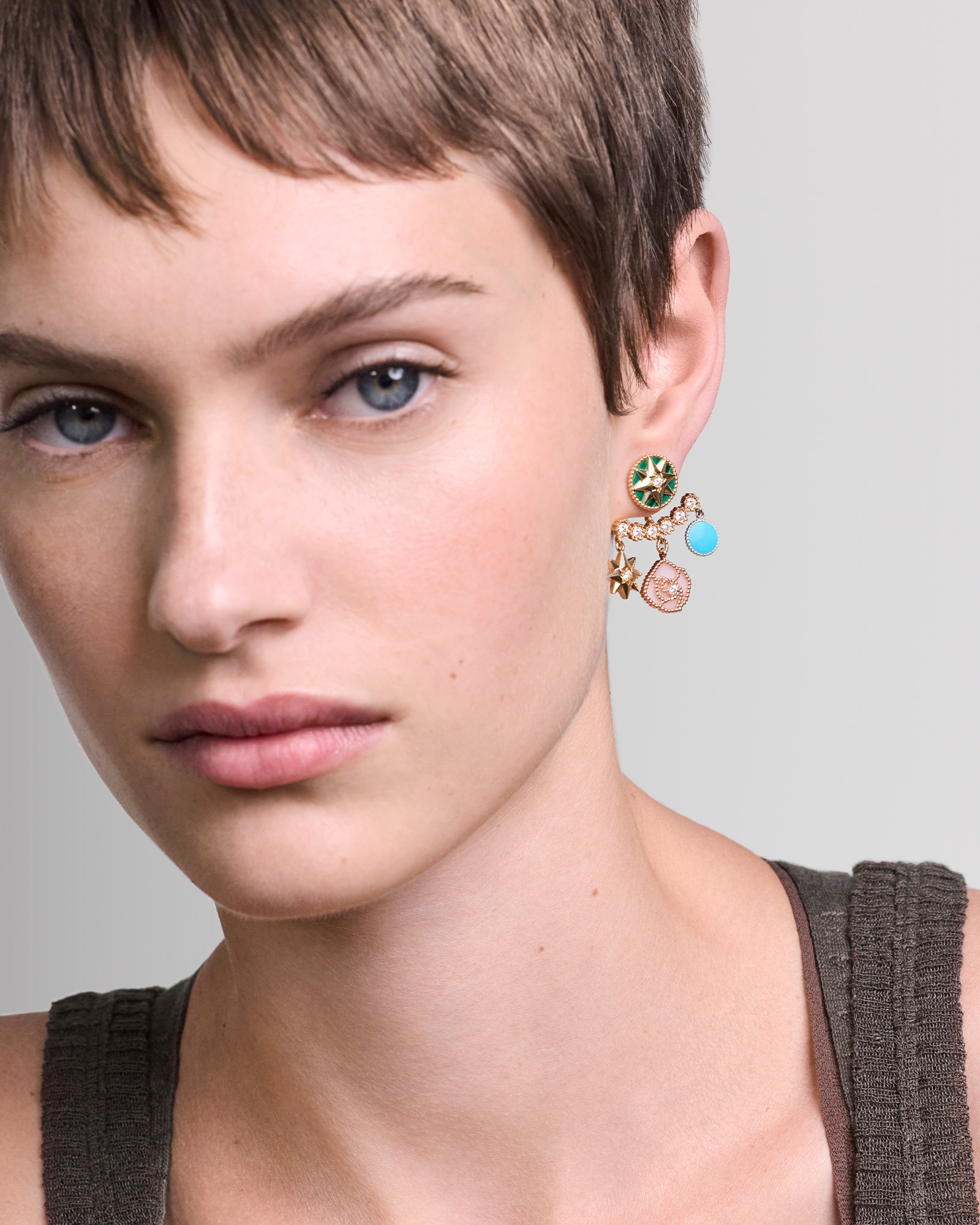 Charms 耳环 黄色 18K 金、玫瑰色和白色 18K 金、钻石和宝石装饰 E02