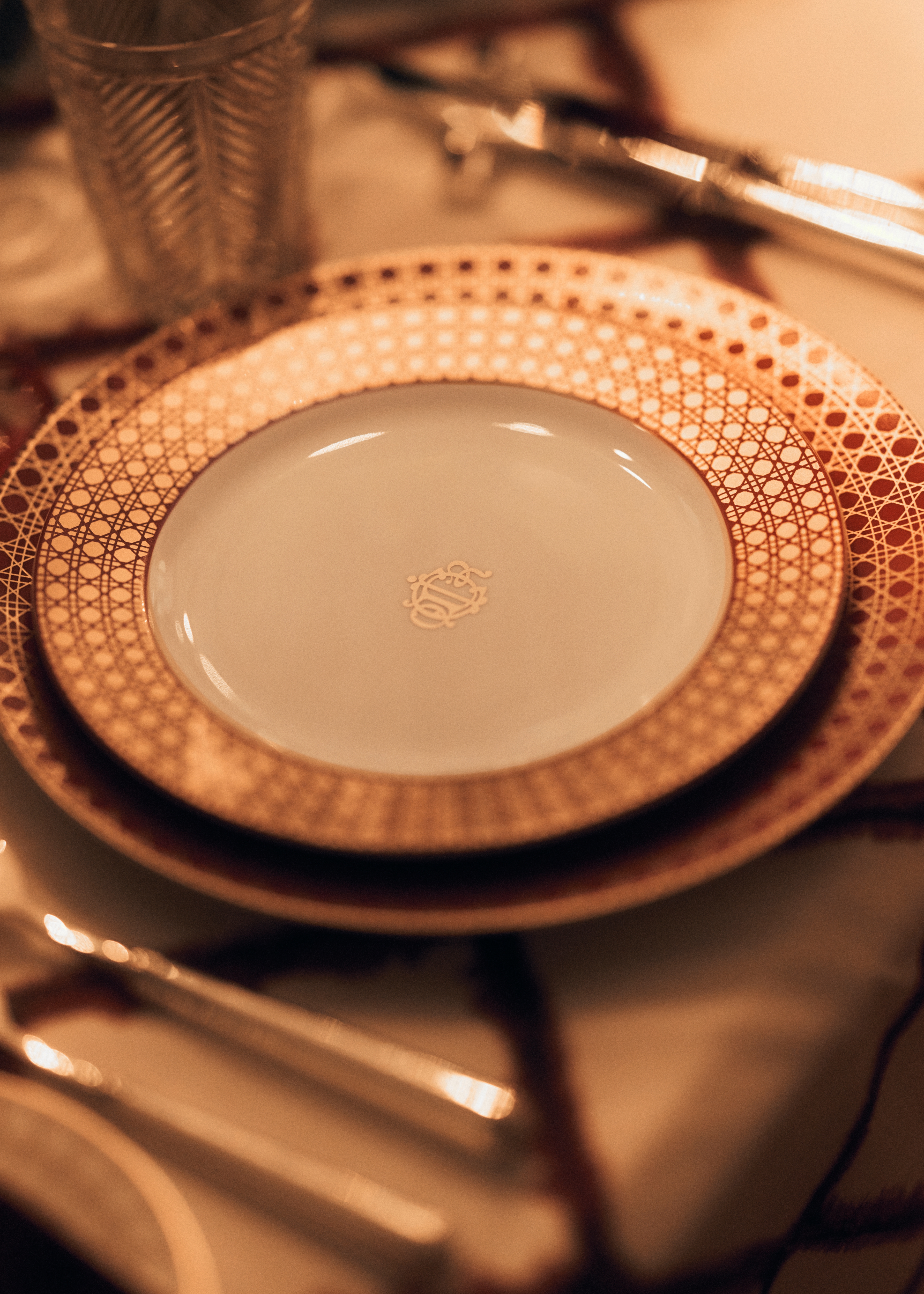 甜品碟 白色瓷红色和金色调藤格纹图案 E02