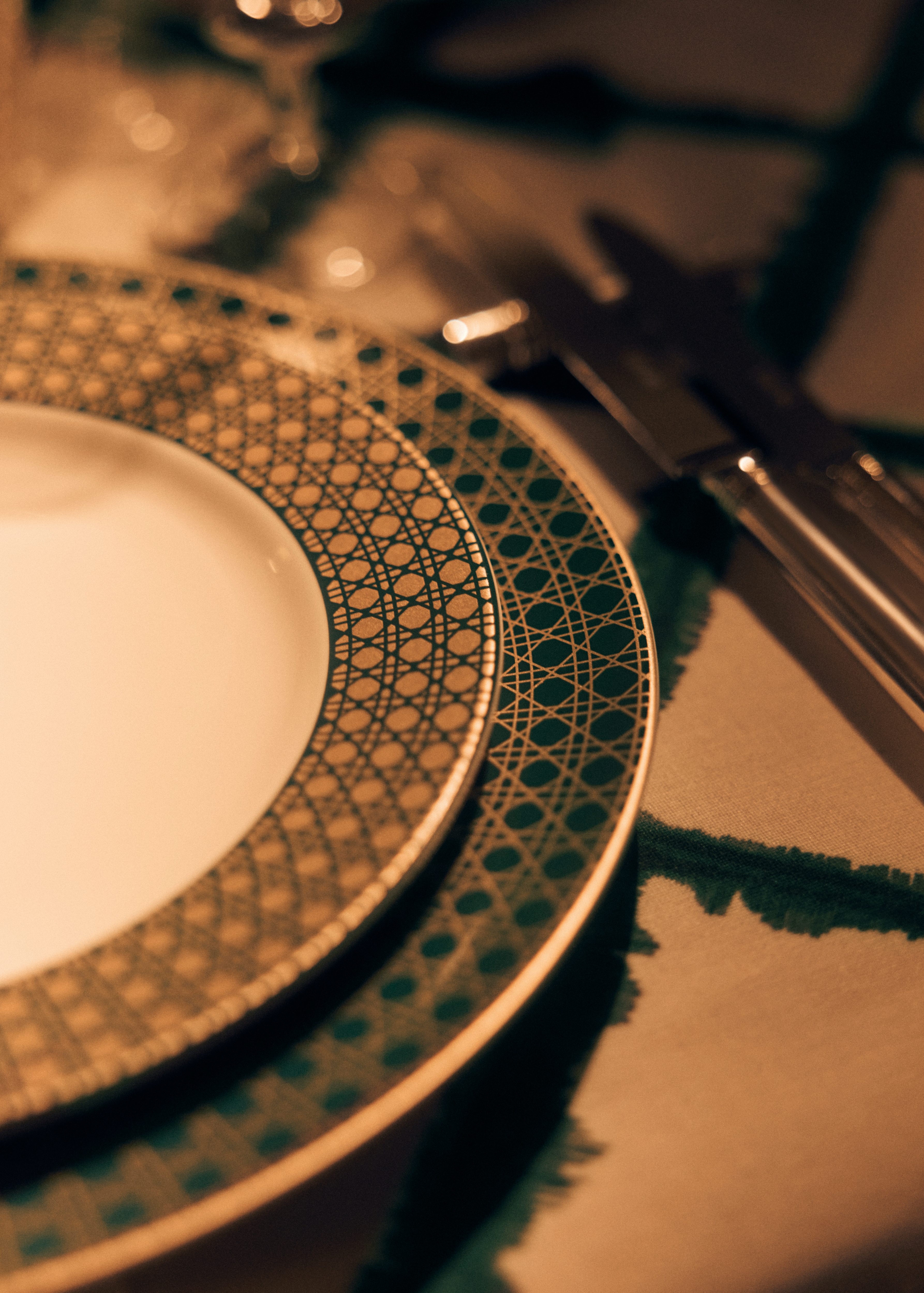 look_image_alt_prefix 甜品碟 白色瓷绿色和金色调藤格纹图案 E05