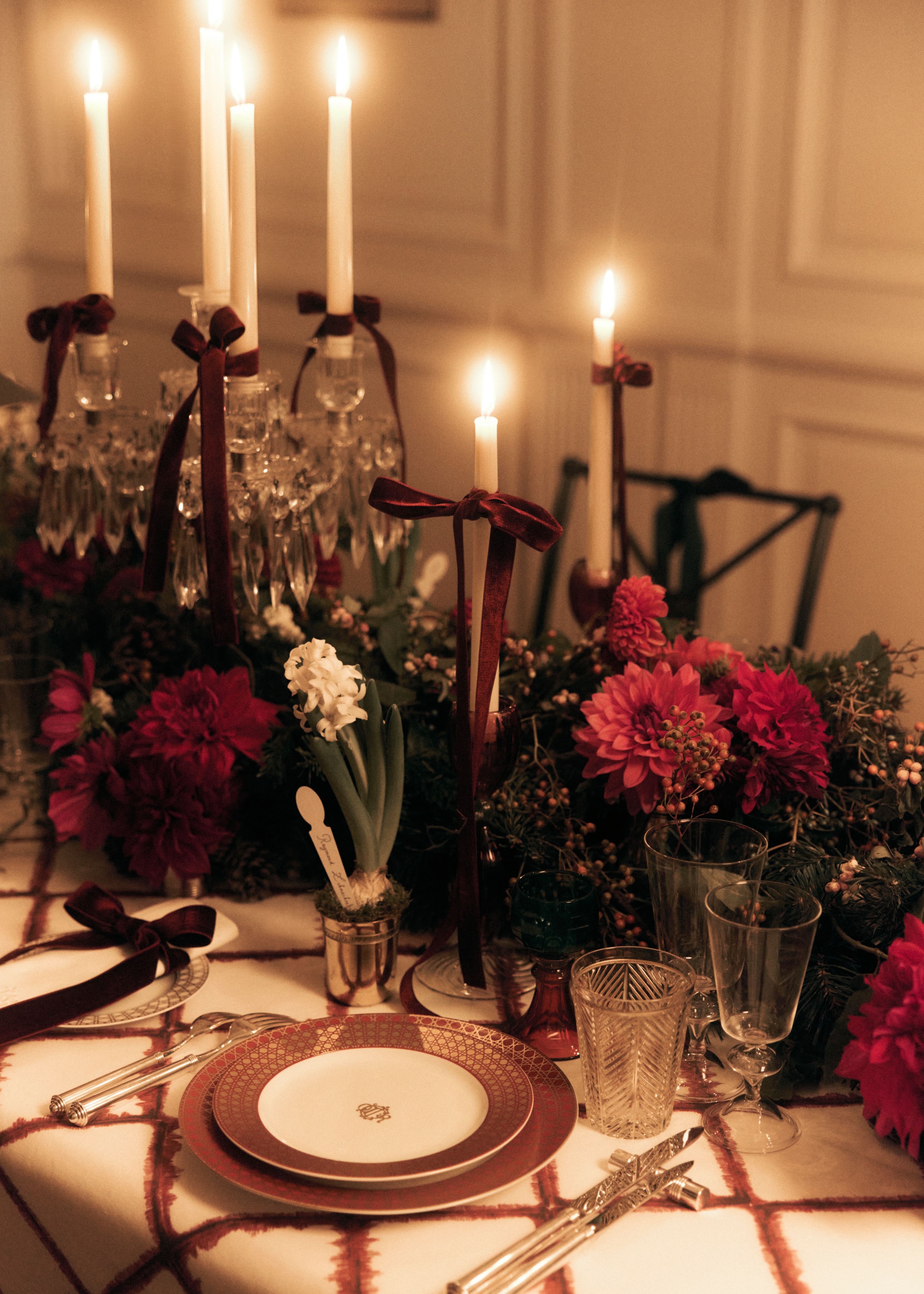 look_image_alt_prefix 甜品碟 白色瓷红色和金色调藤格纹图案 E06