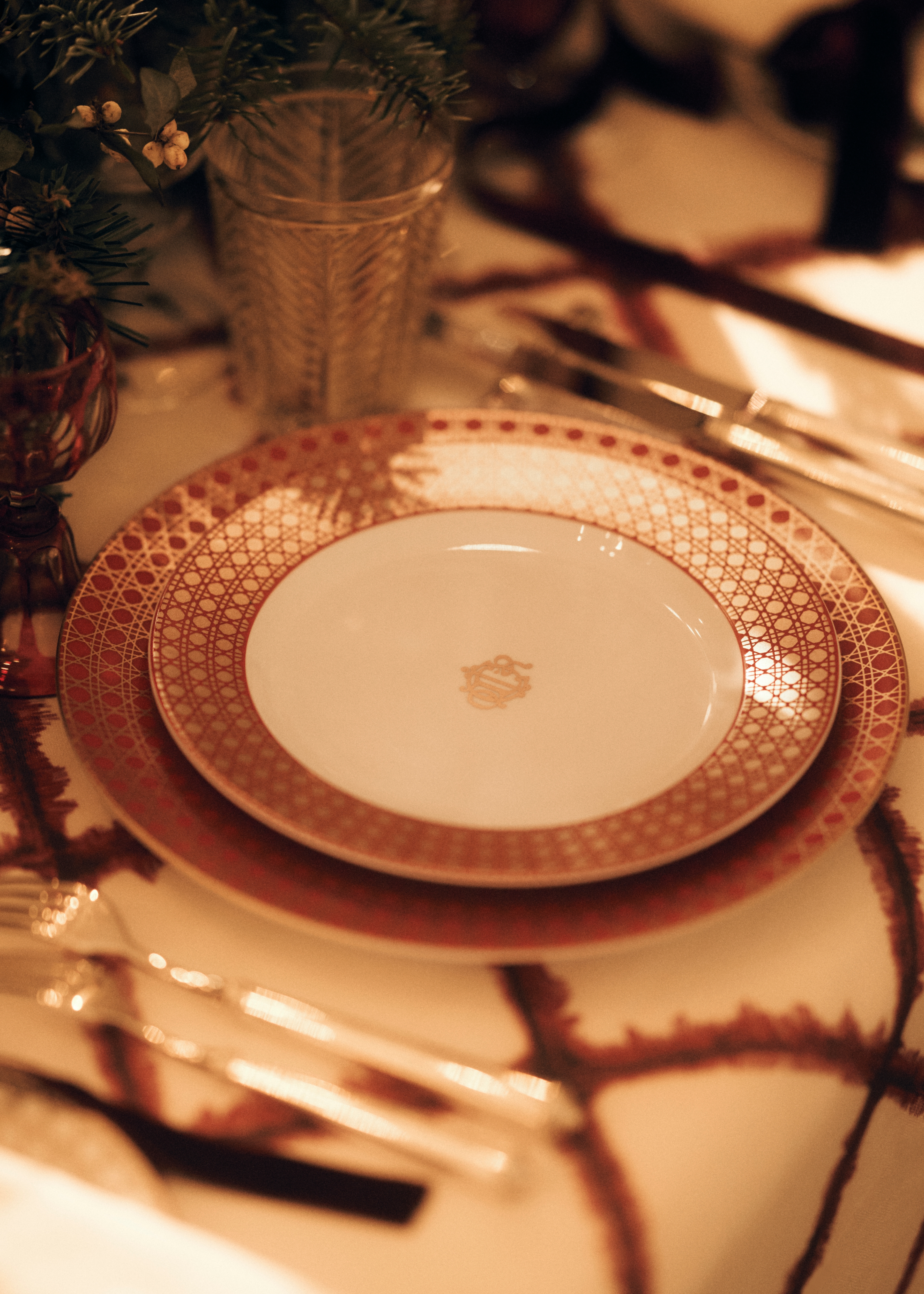 look_image_alt_prefix 甜品碟 白色瓷红色和金色调藤格纹图案 E07