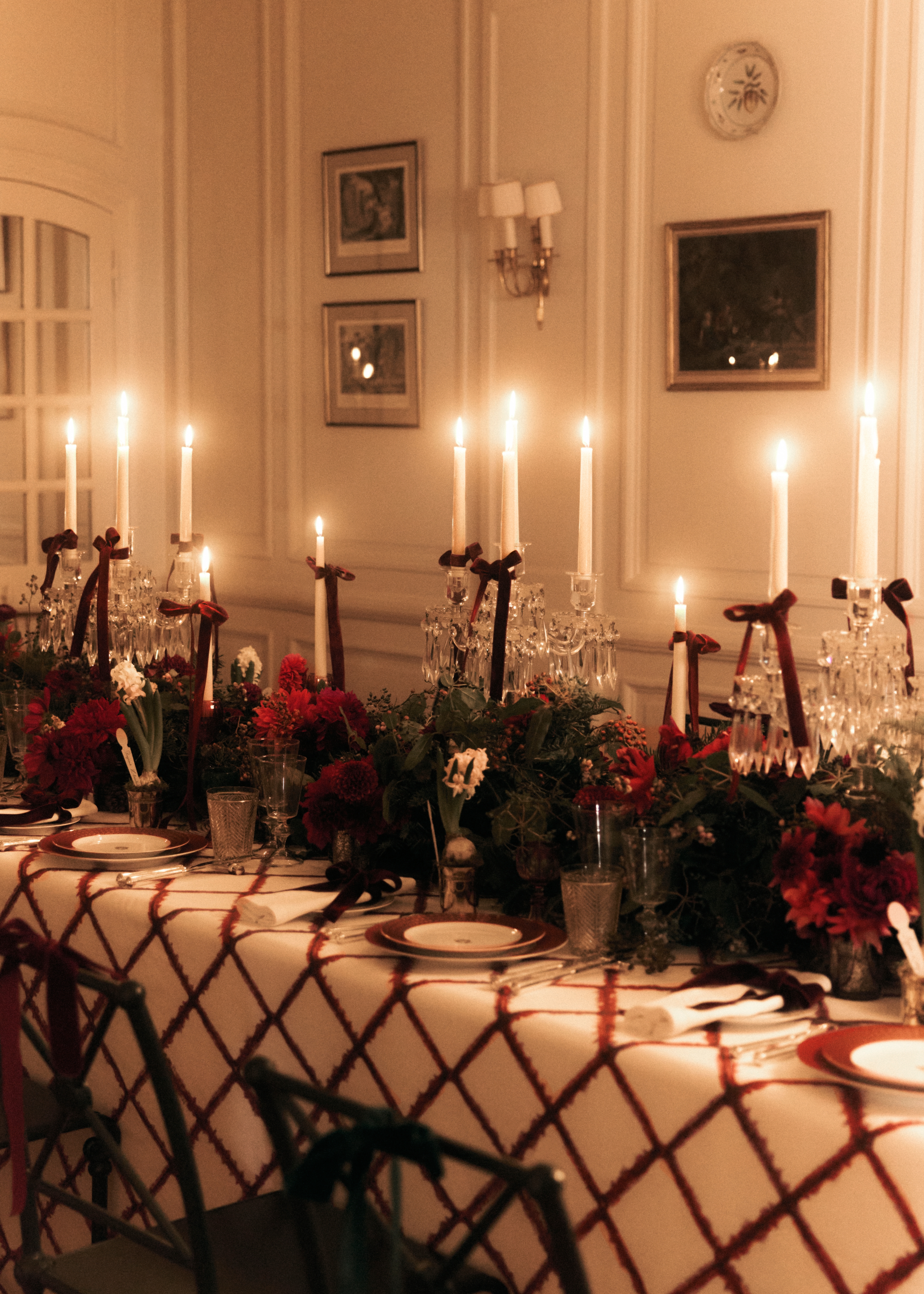 look_image_alt_prefix 餐盘 白色瓷红色和金色调藤格纹图案 E08