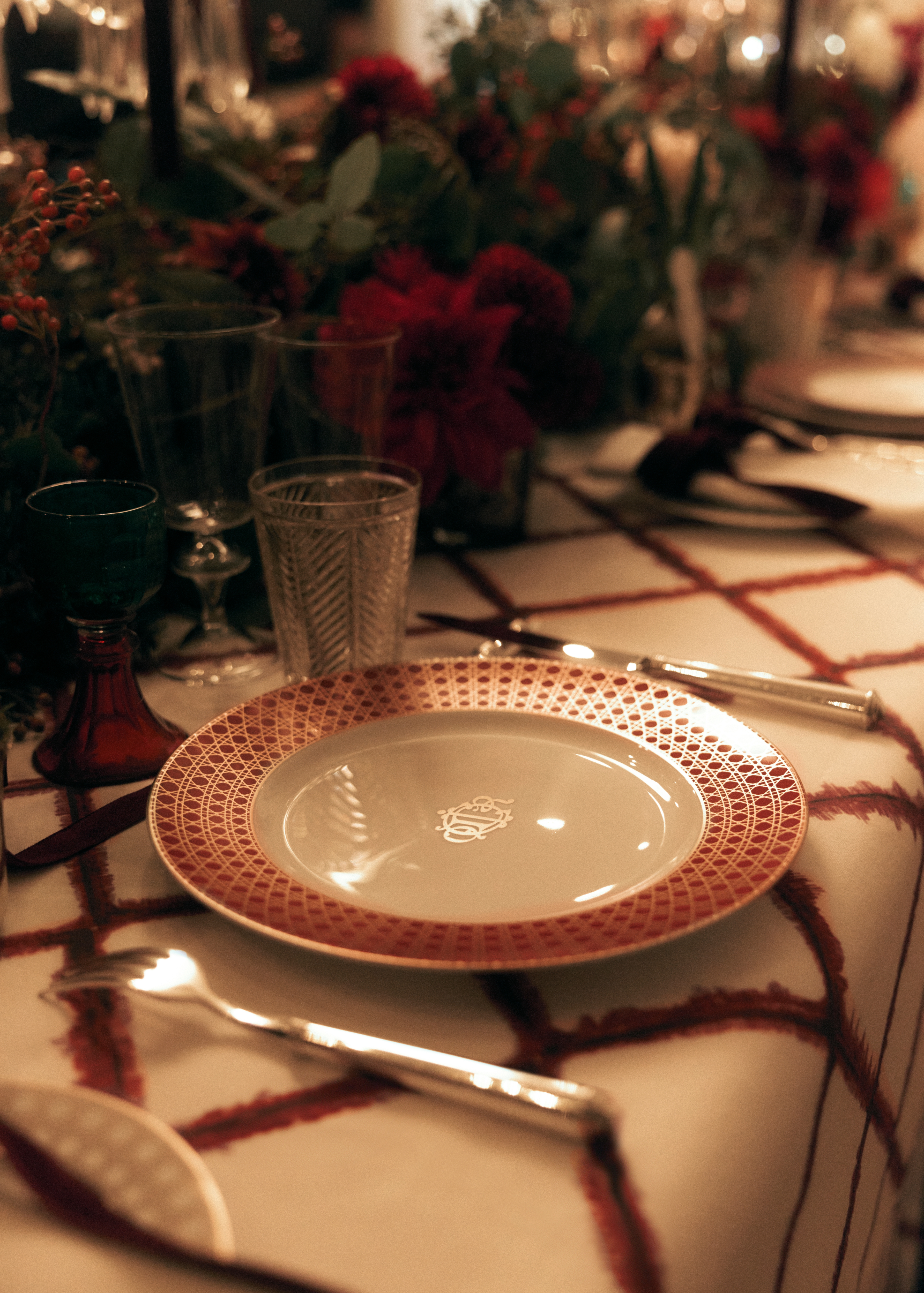 look_image_alt_prefix 餐盘 白色瓷红色和金色调藤格纹图案 E10