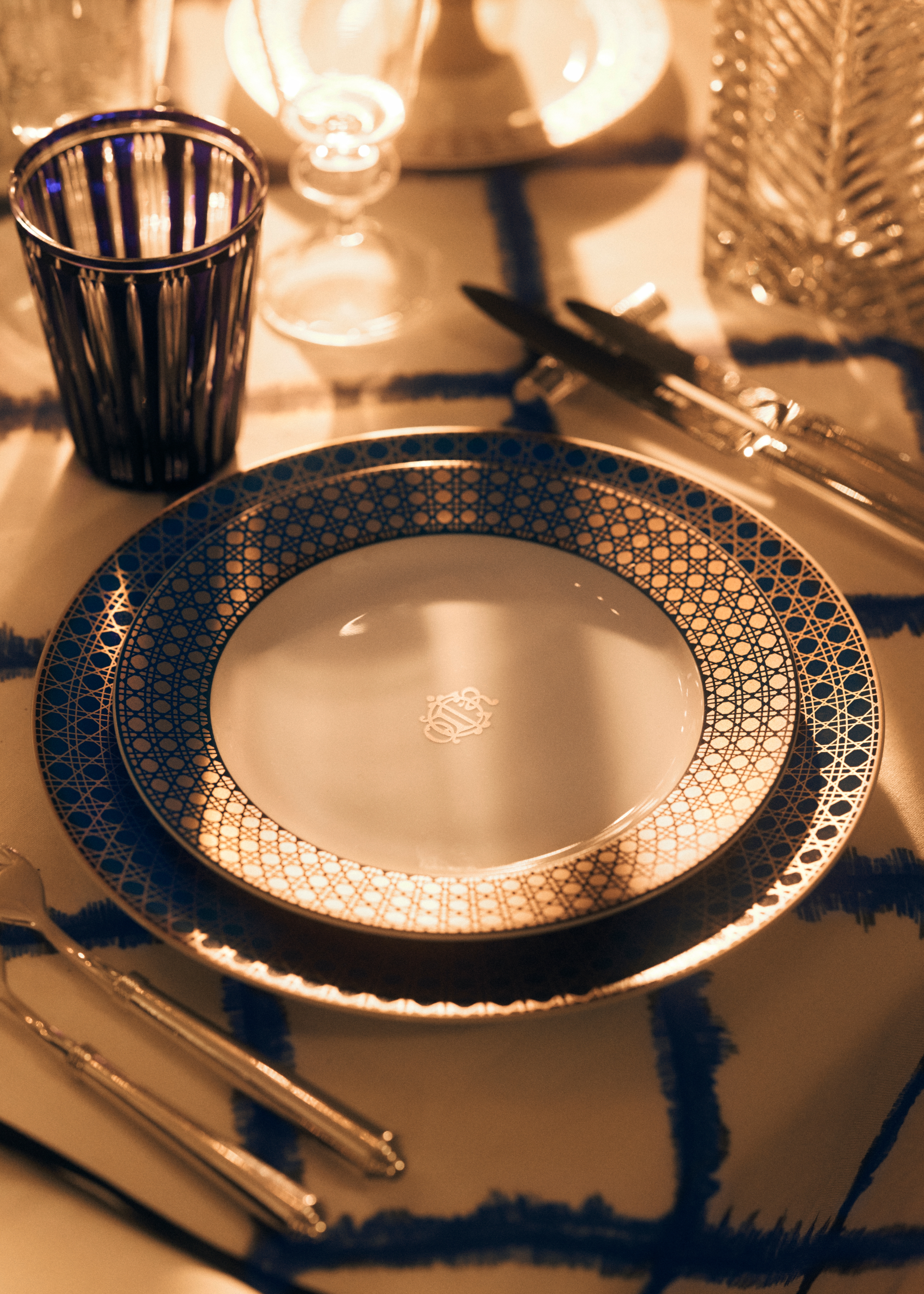 甜品碟 白色瓷蓝色和金色调藤格纹图案 E15