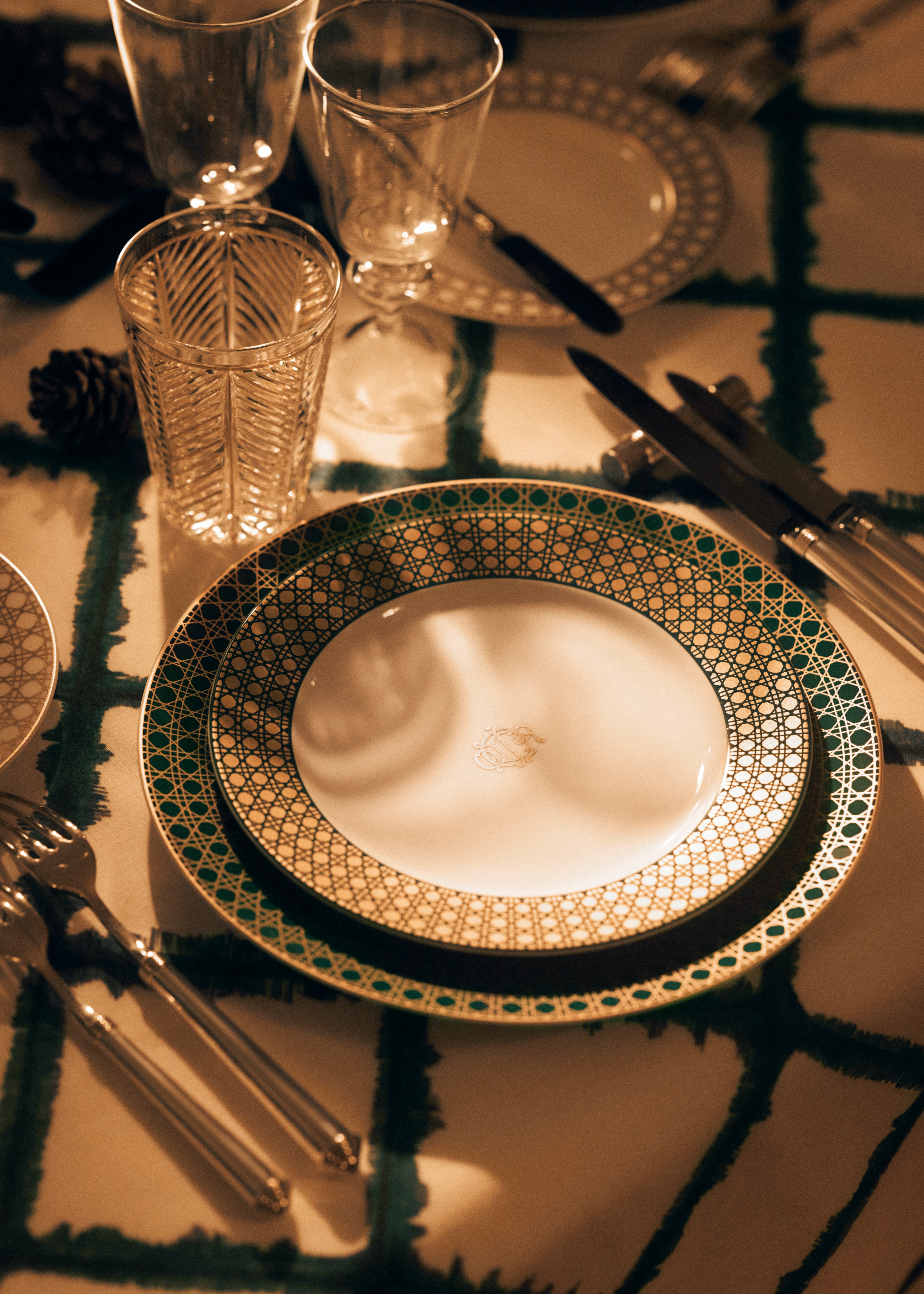 甜品碟 白色瓷绿色和金色调藤格纹图案 E18