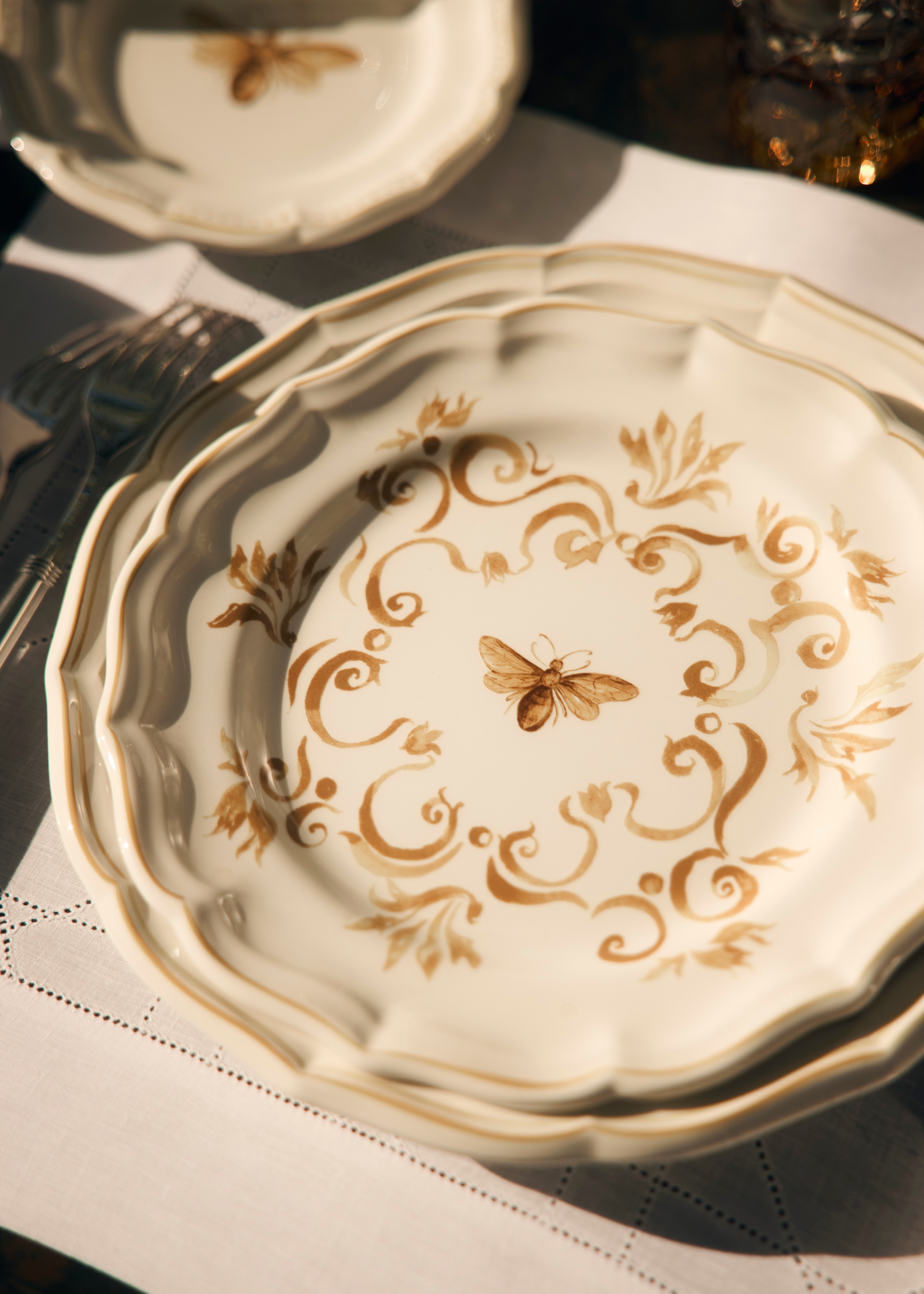 甜品碟 白色和金色饰面小蜜蜂标识 E02