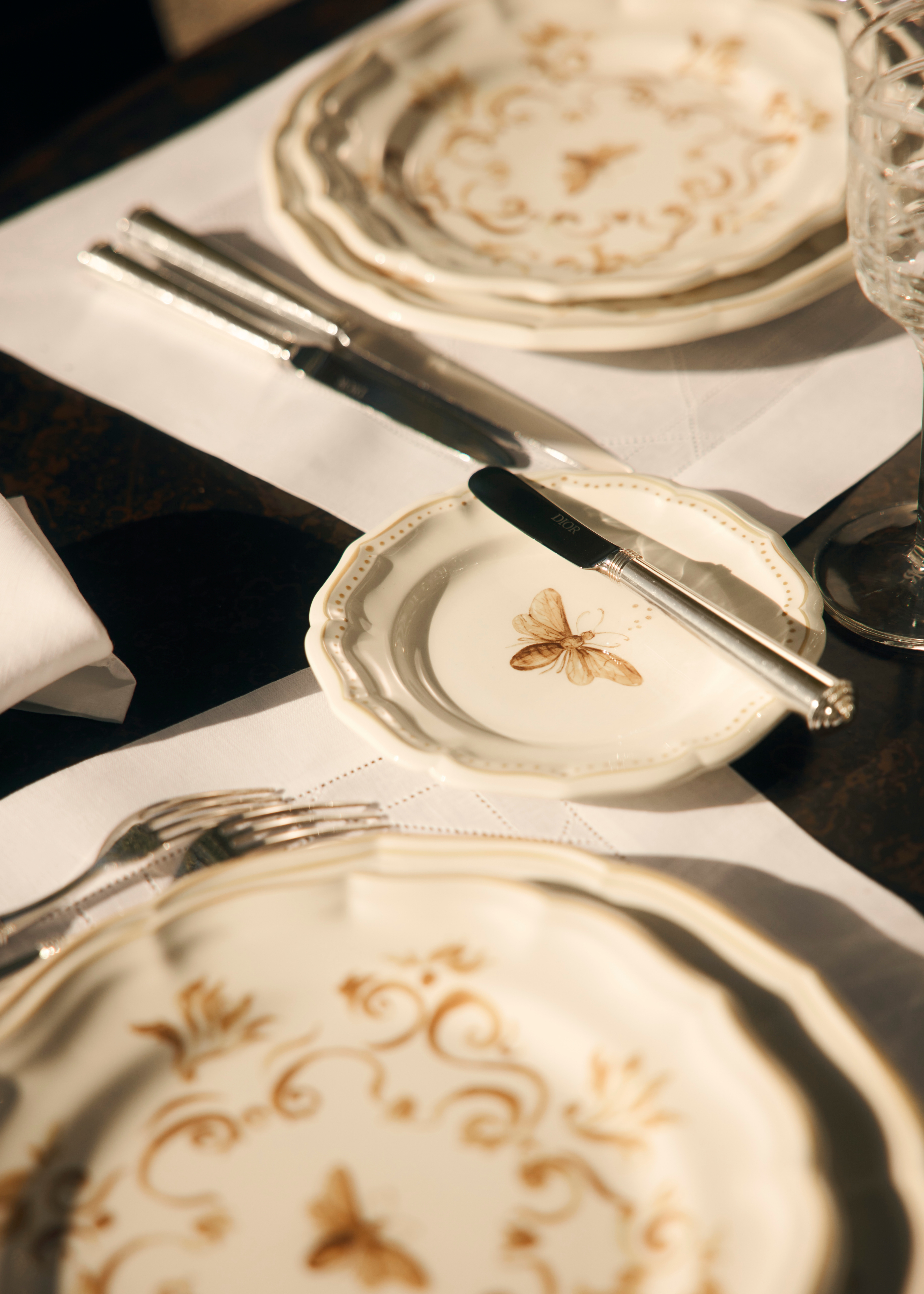 look_image_alt_prefix 小吃碟 白色和金色调小蜜蜂标识 E03