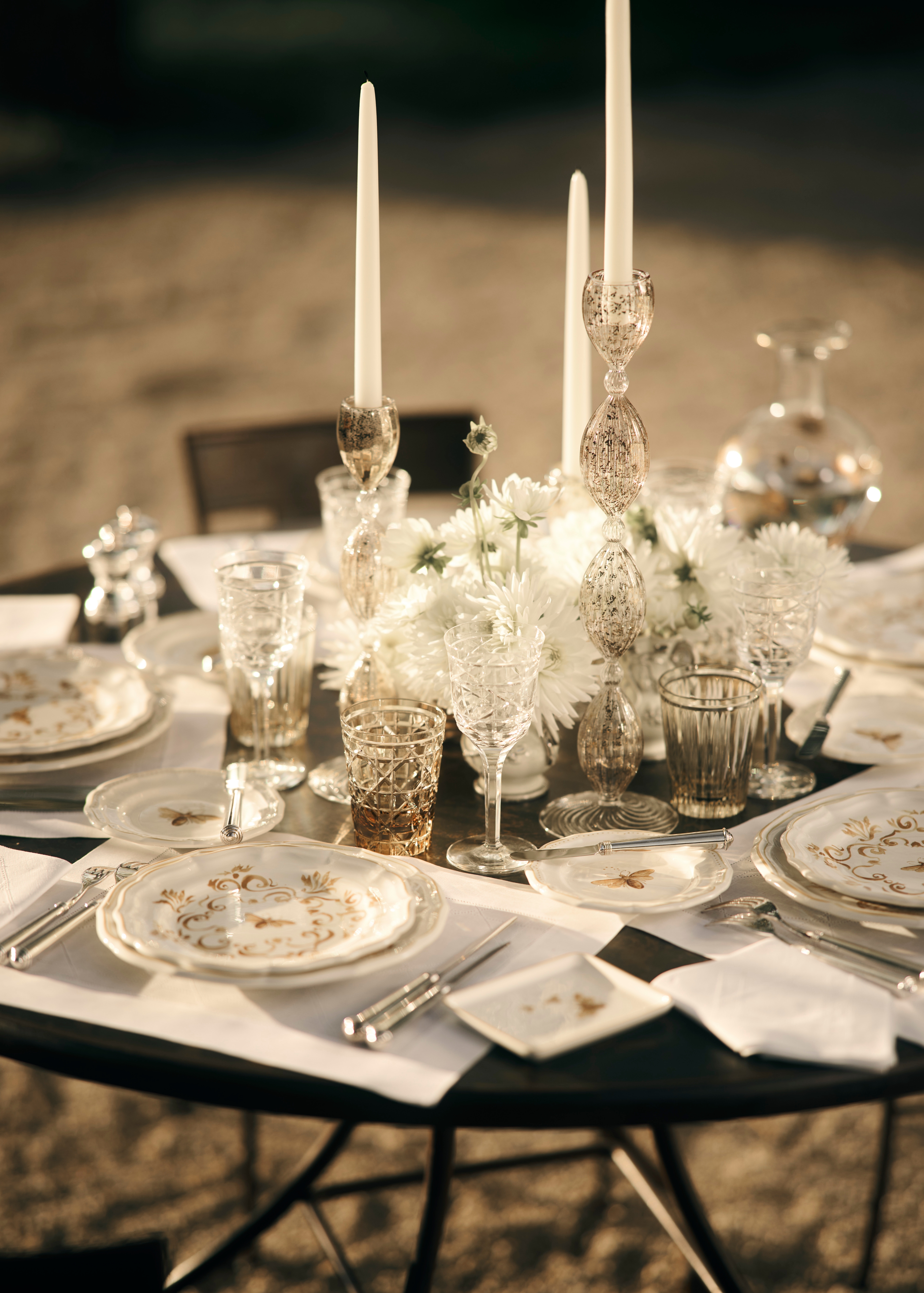 look_image_alt_prefix 小吃碟 白色和金色调小蜜蜂标识 E09