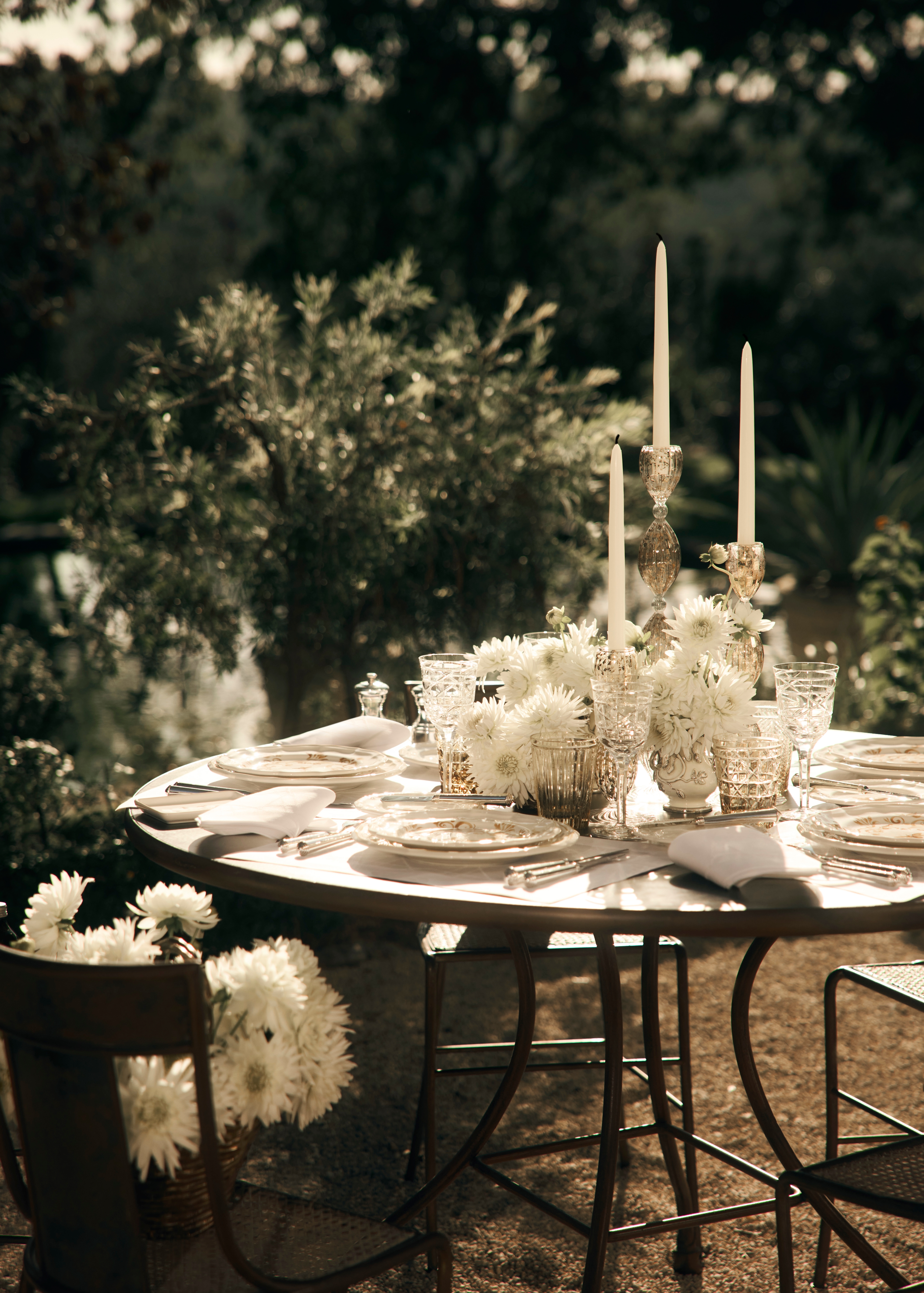 look_image_alt_prefix 甜品碟 白色和金色饰面小蜜蜂标识 E10