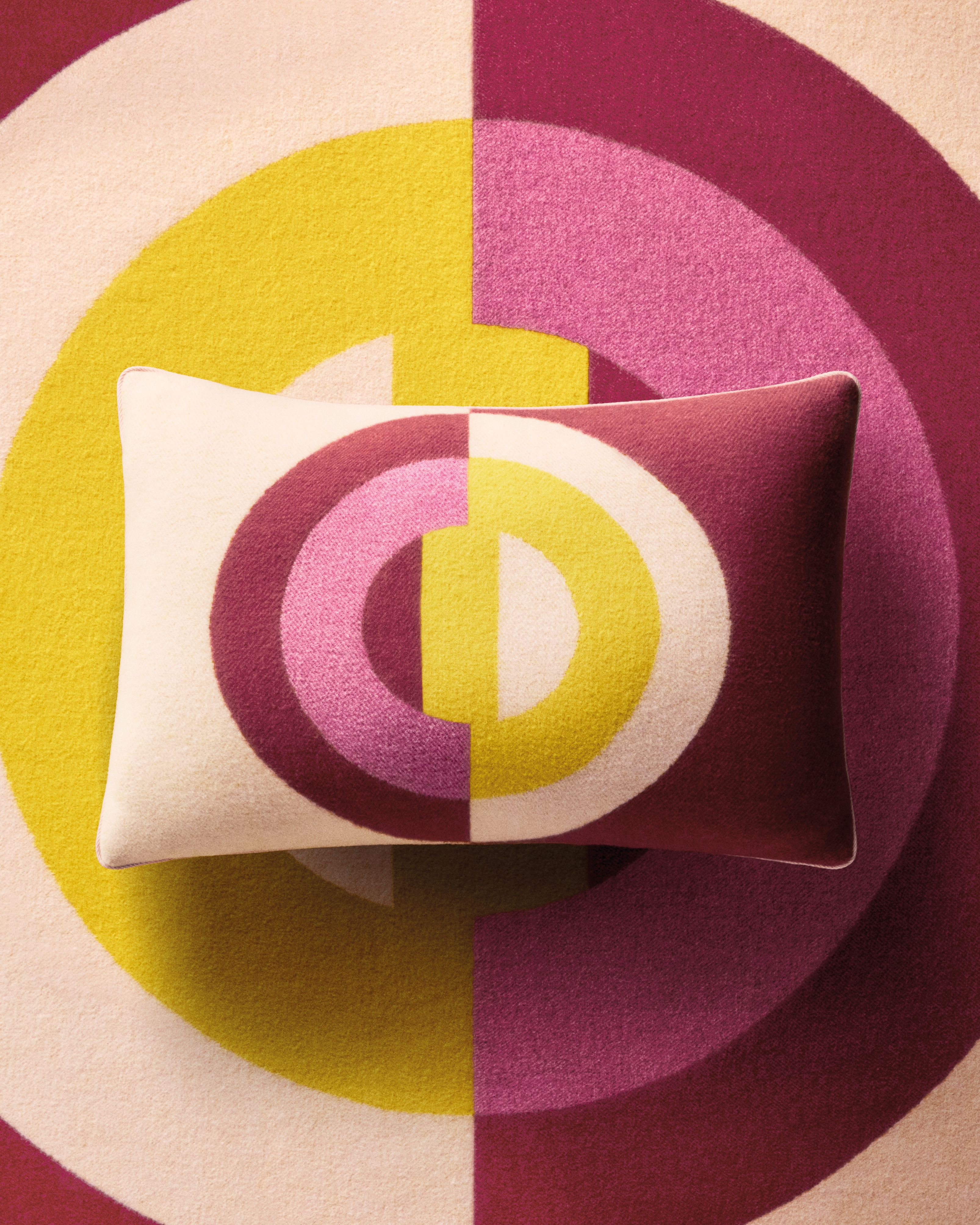 look_image_alt_prefix CD Entrelacés 系列长方形靠垫 粉色绵羊毛混纺面料 E03