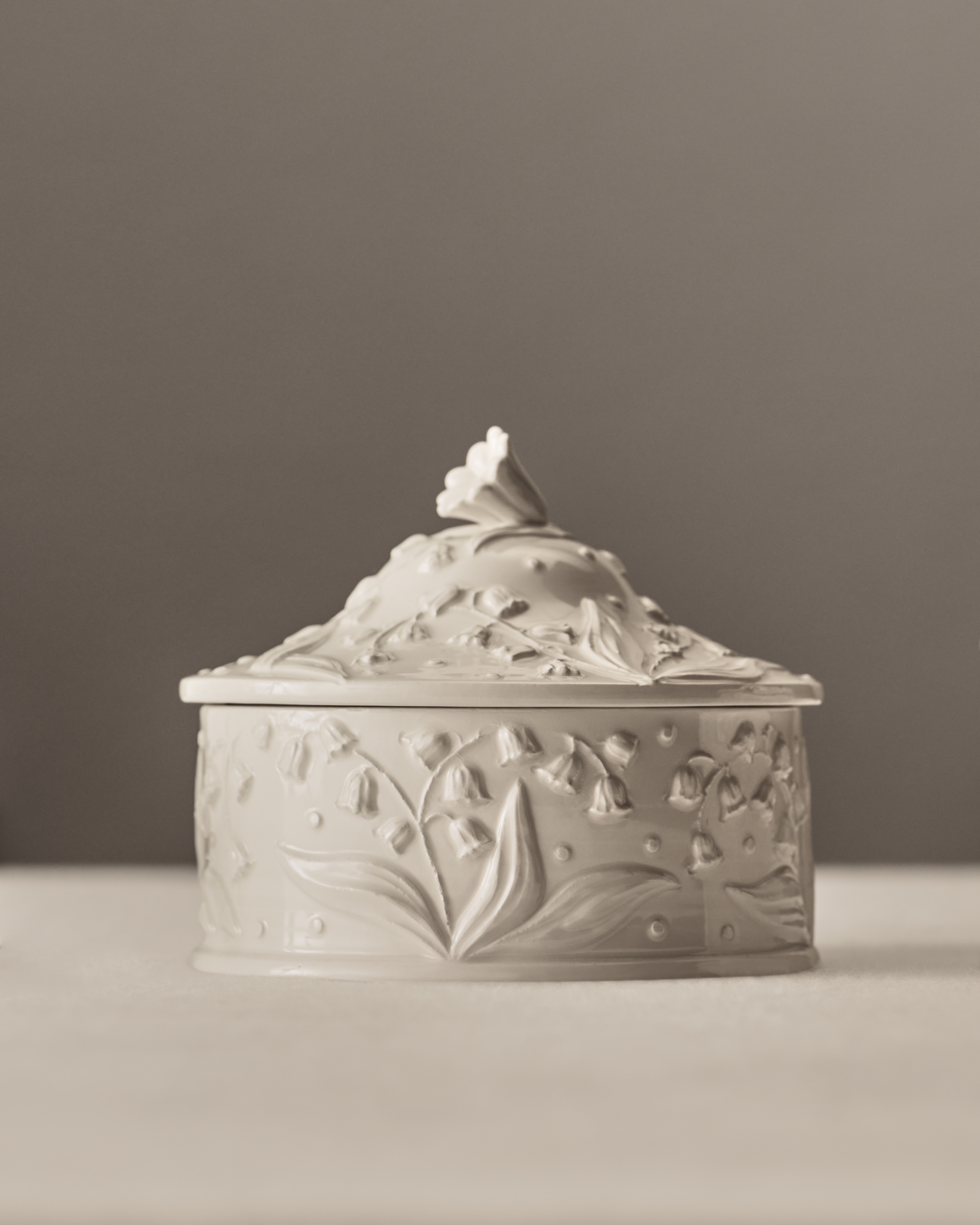 look_image_alt_prefix 大号装饰盒 白色陶瓷 Lily Dior 凸起图案 E01