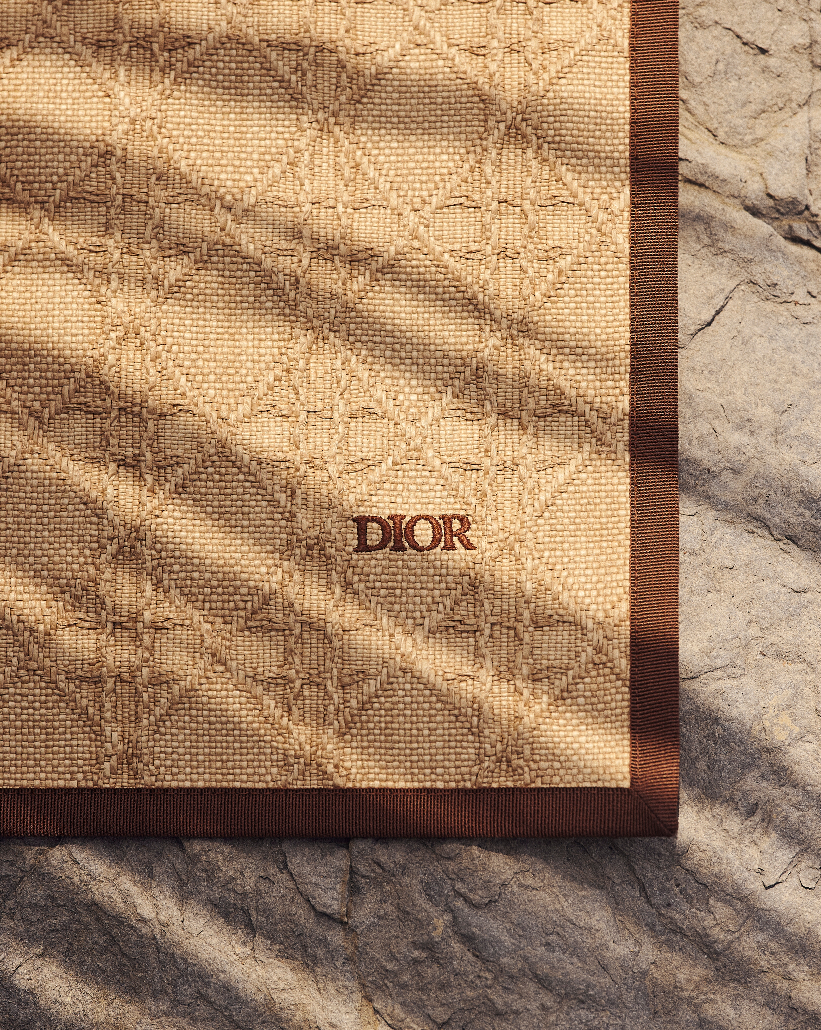 look_image_alt_prefix 沙滩垫 酒椰草效果科技面料和牛皮革藤格纹图案 E09