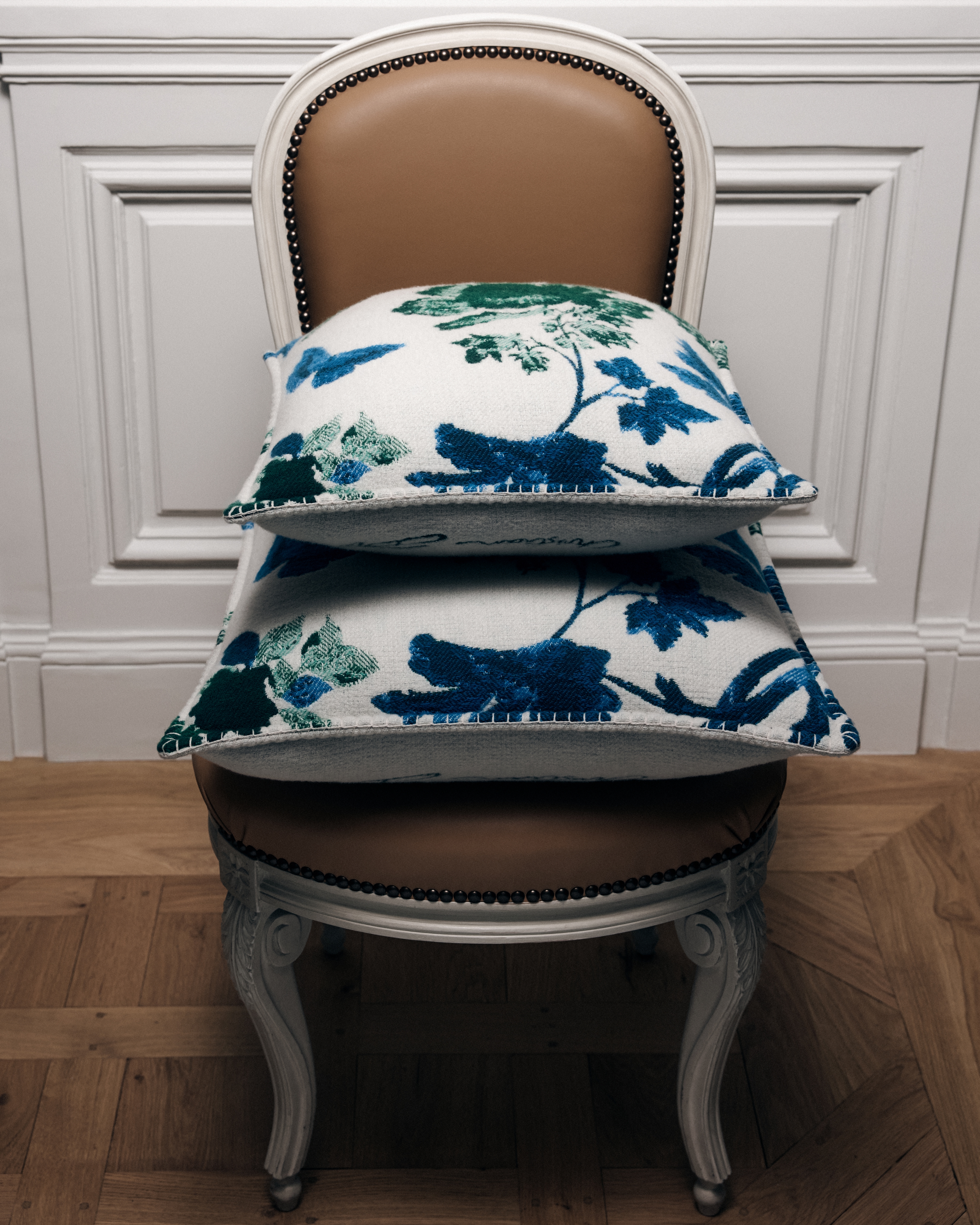 look_image_alt_prefix 正方形靠垫 白色绵羊毛混纺提花面料叶子图案 E03