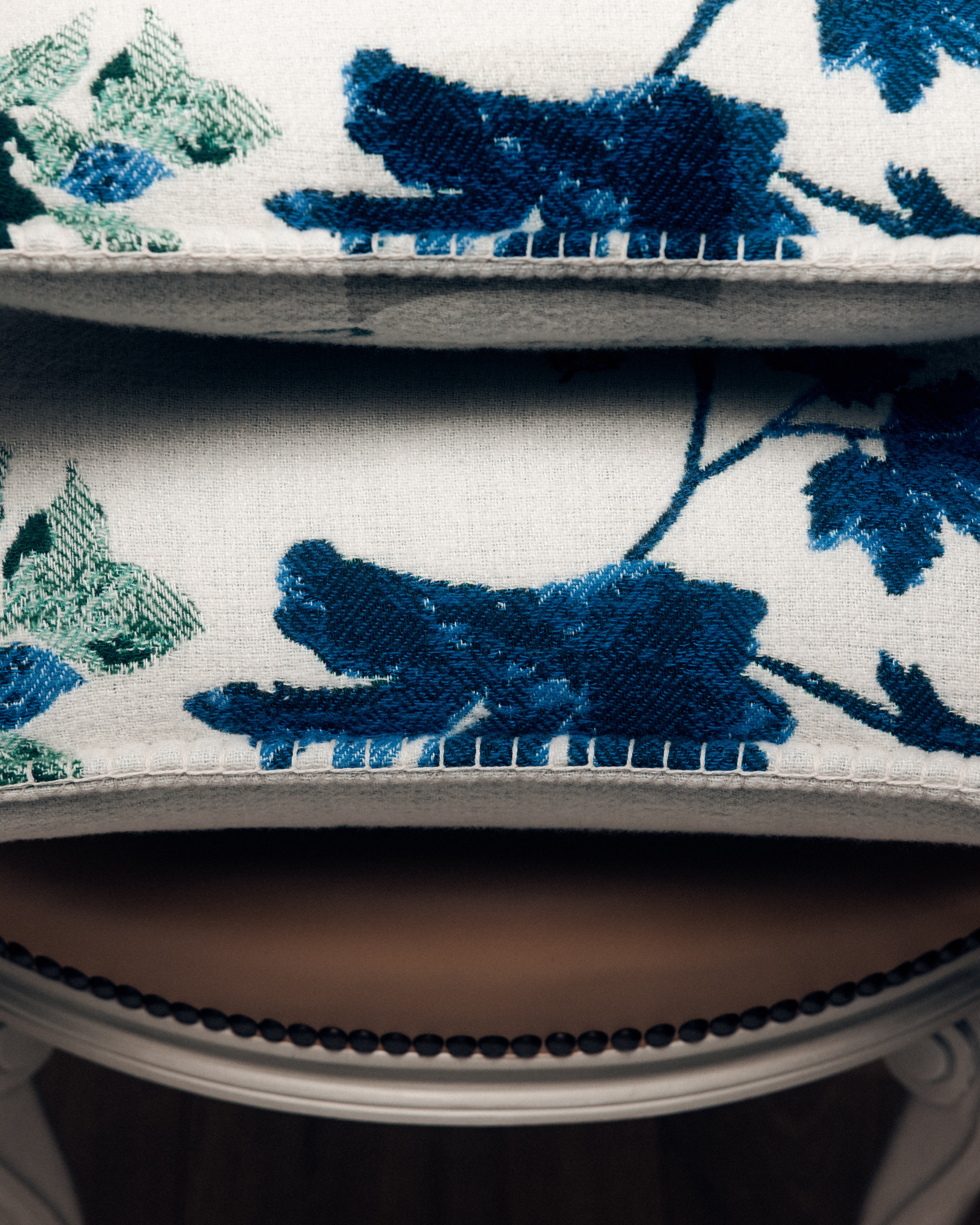 look_image_alt_prefix 正方形靠垫 白色绵羊毛混纺提花面料叶子图案 E04