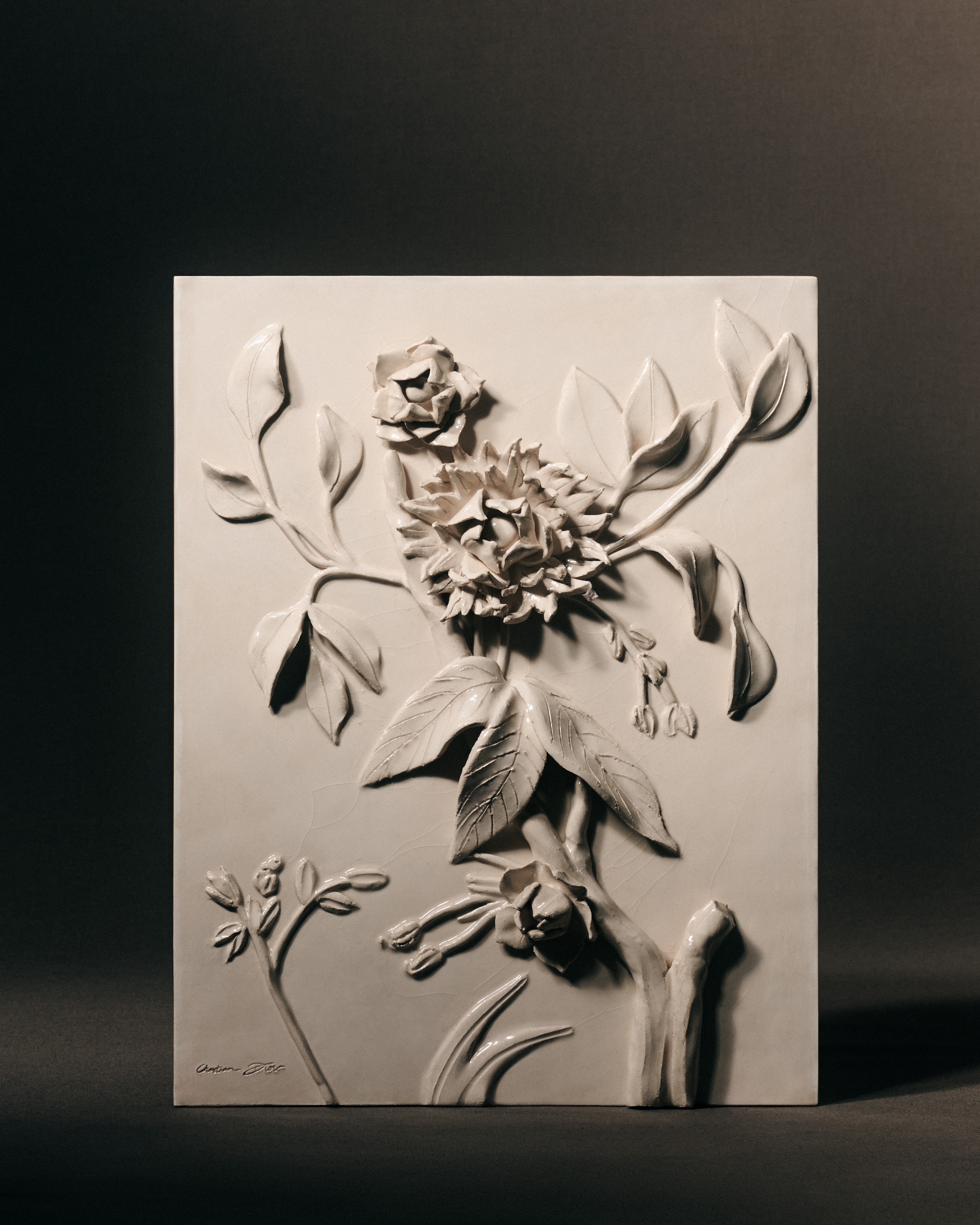 限量版装饰艺术品 米色陶瓷浅浮雕感蓟花图案 E05