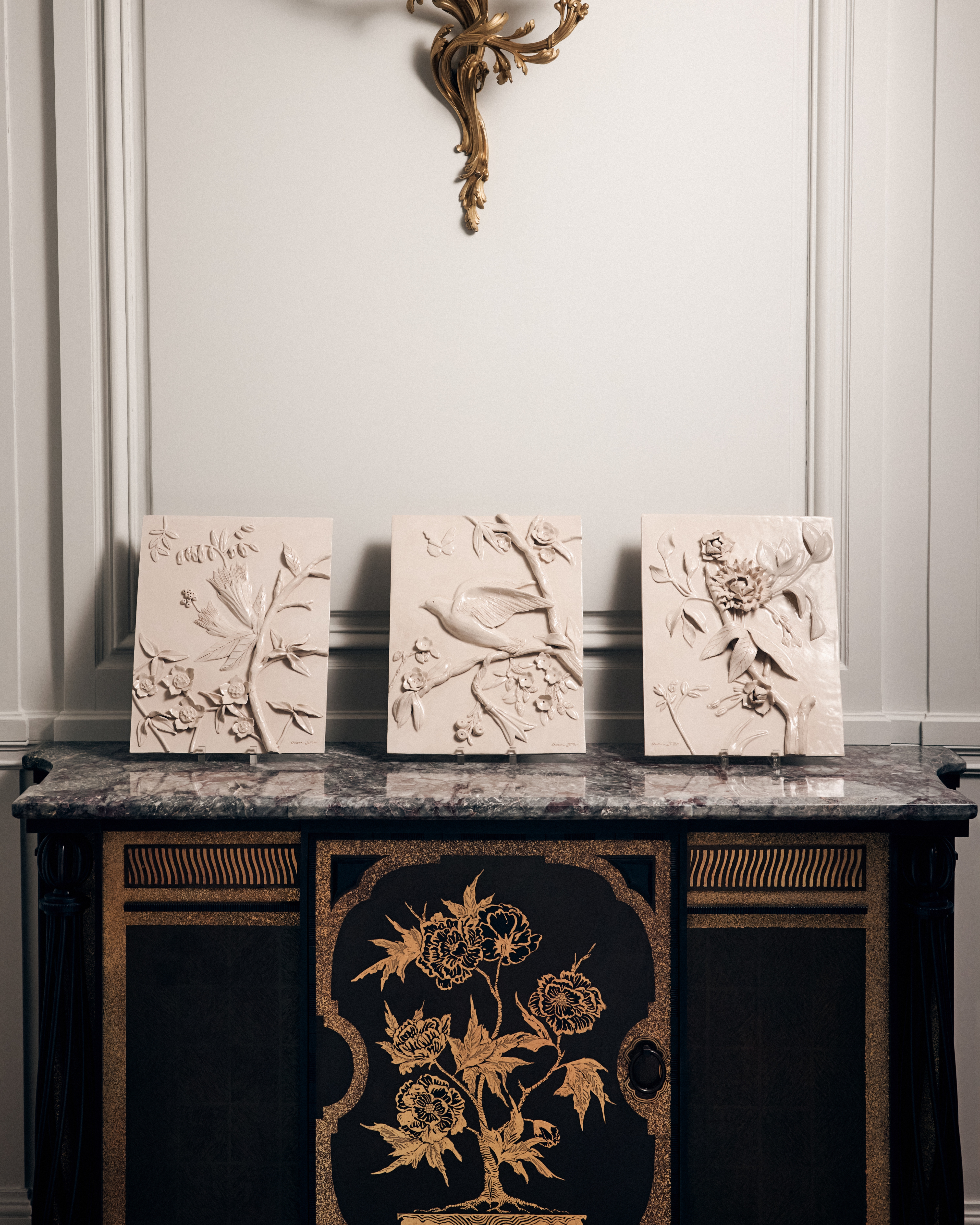 限量版装饰艺术品 米色陶瓷浅浮雕感飞鸟图案 E06