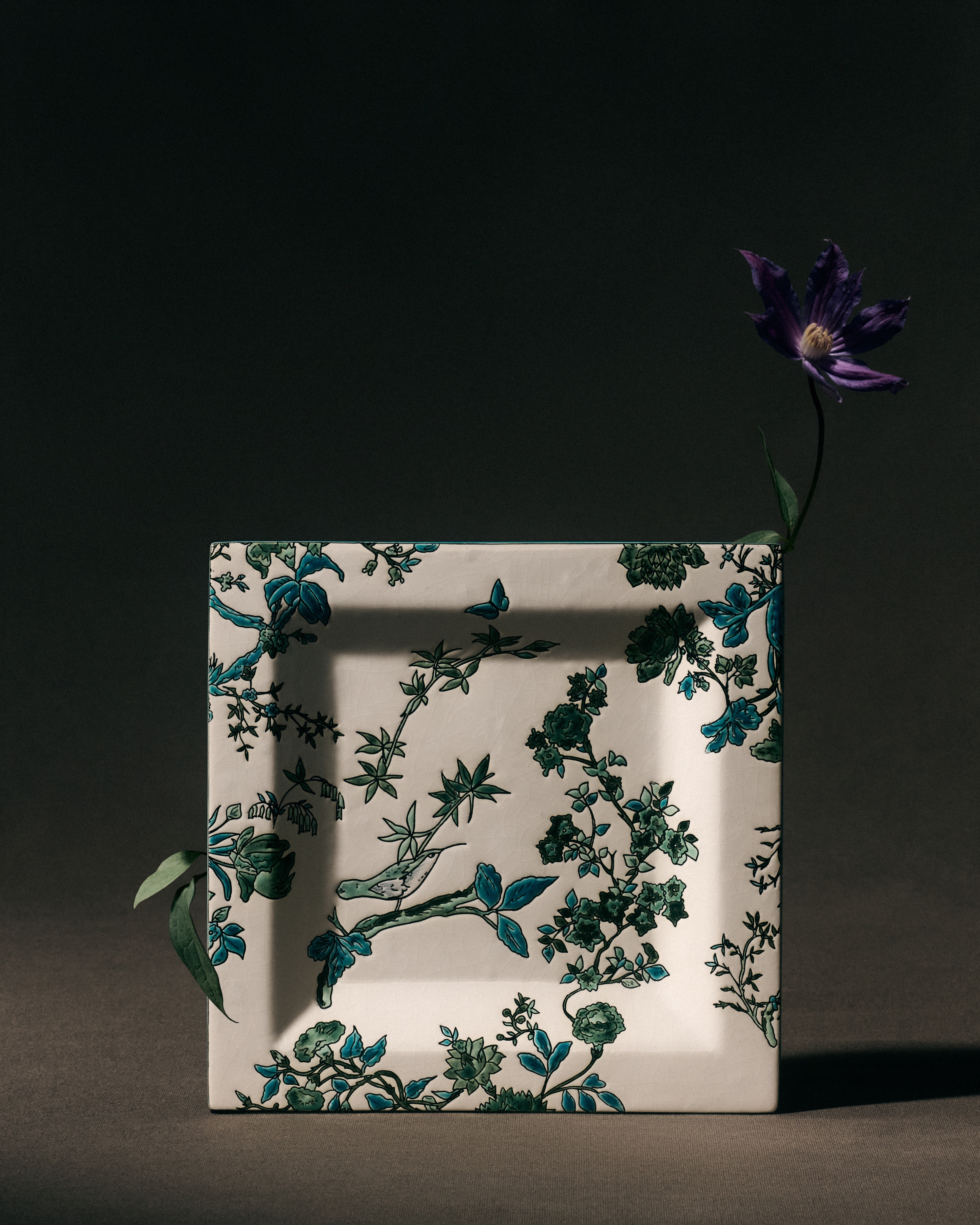 装饰托盘 Dior 与 Manufacture des Émaux de Longwy 联名，米色陶瓷和瓷釉多色花卉图案 E11