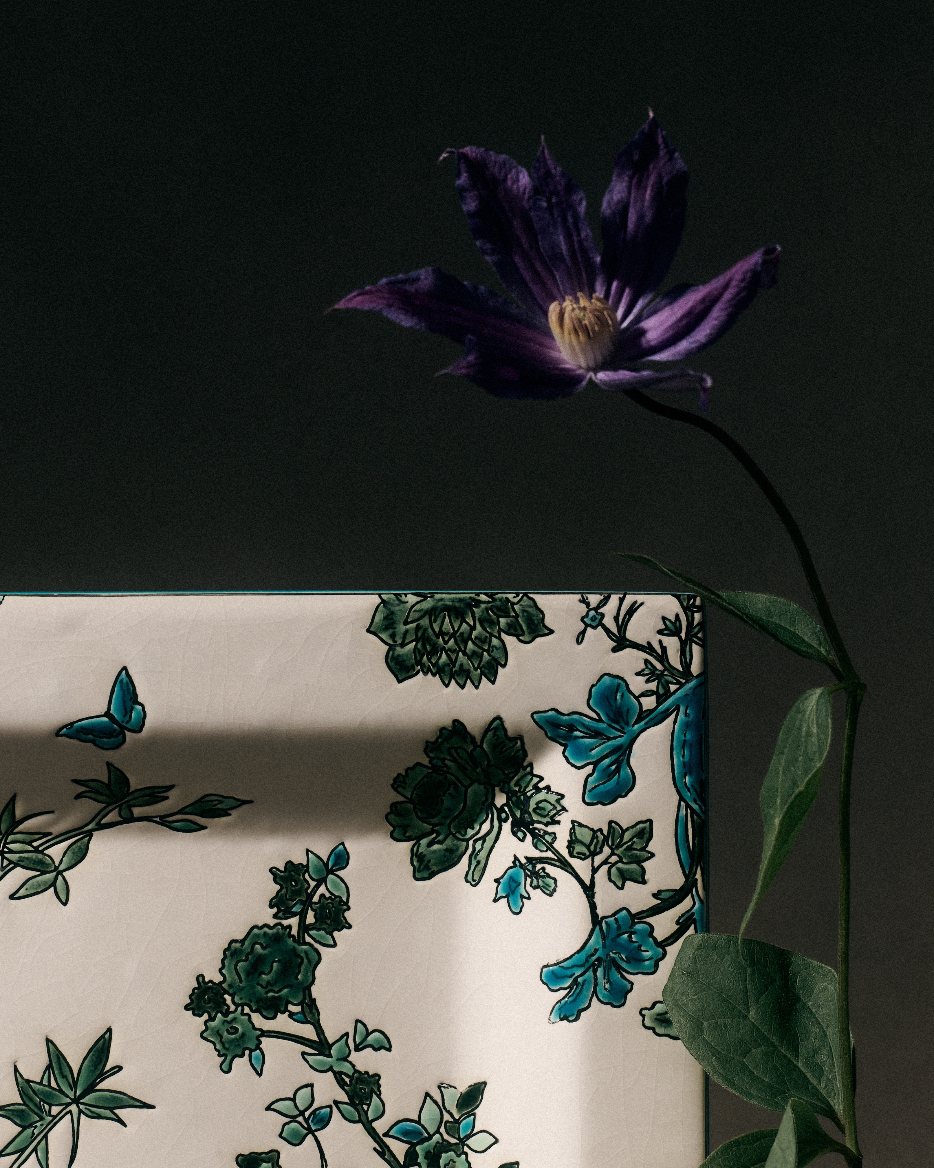 look_image_alt_prefix 装饰托盘 米色陶瓷和瓷釉多色花卉图案 E12