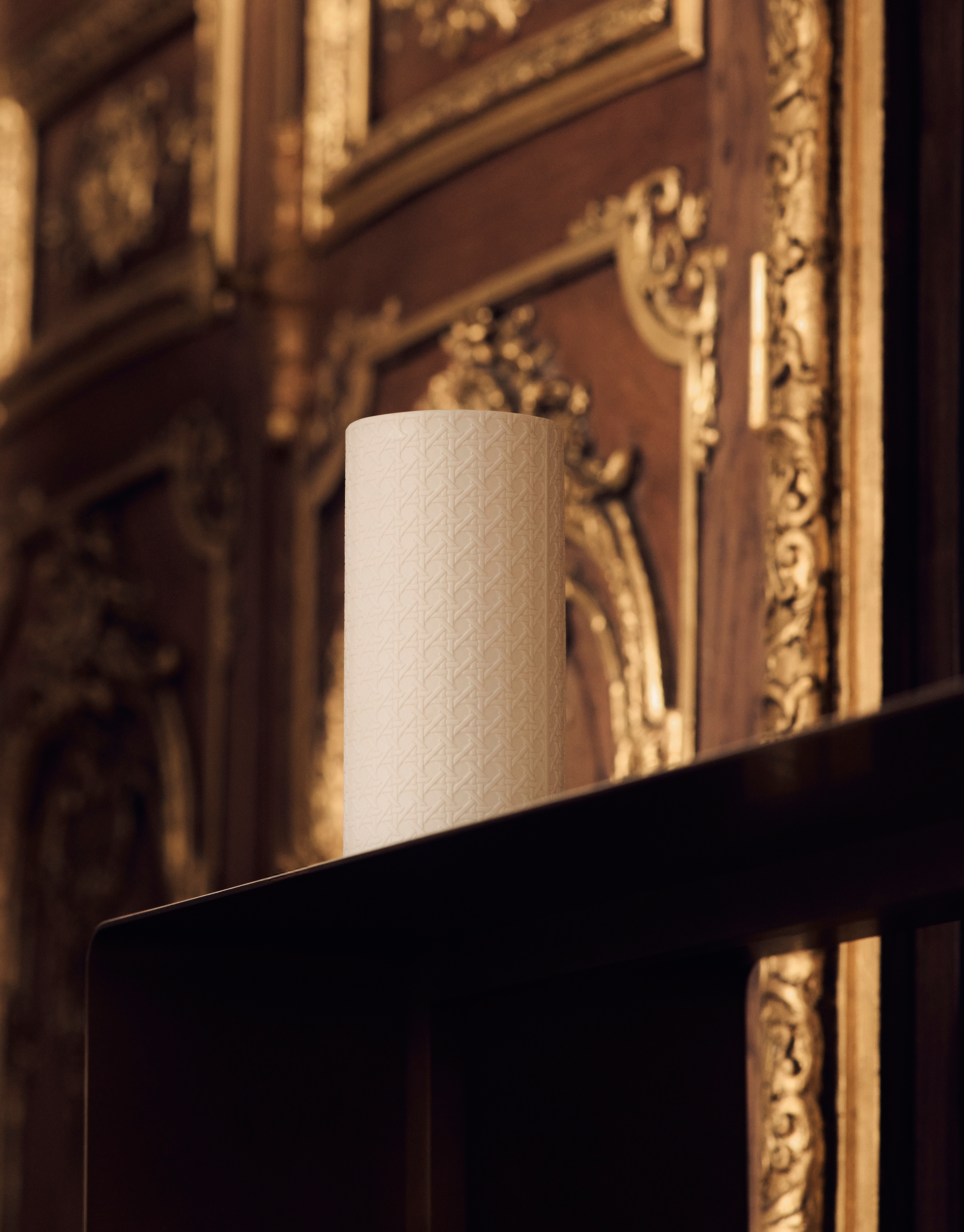 look_image_alt_prefix 圆柱形花瓶 白色瓷质凸起 Miss Dior Cannage 图案 E07