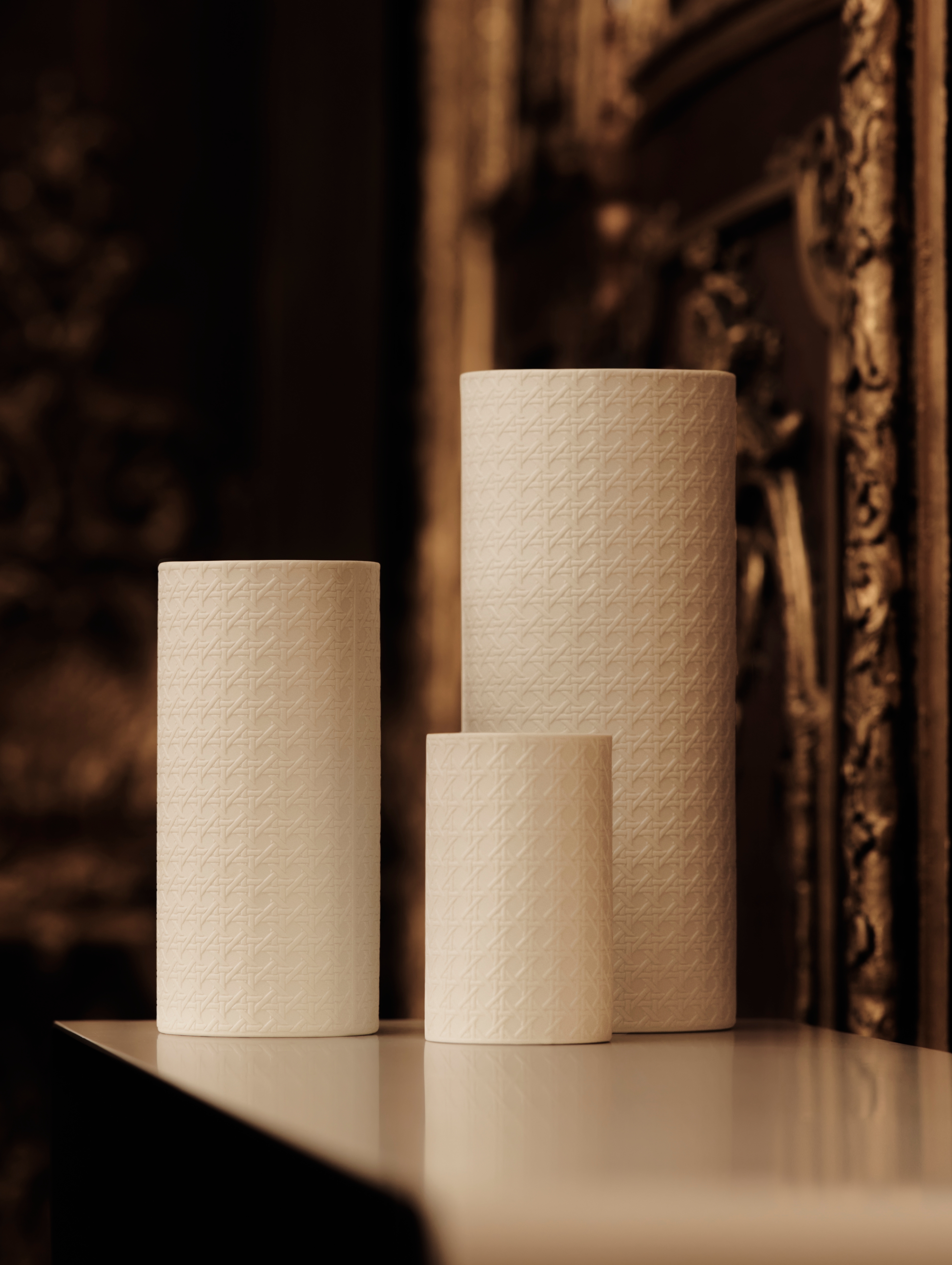 look_image_alt_prefix 大号圆柱形花瓶 白色瓷质凸起 Miss Dior Cannage 图案 E08