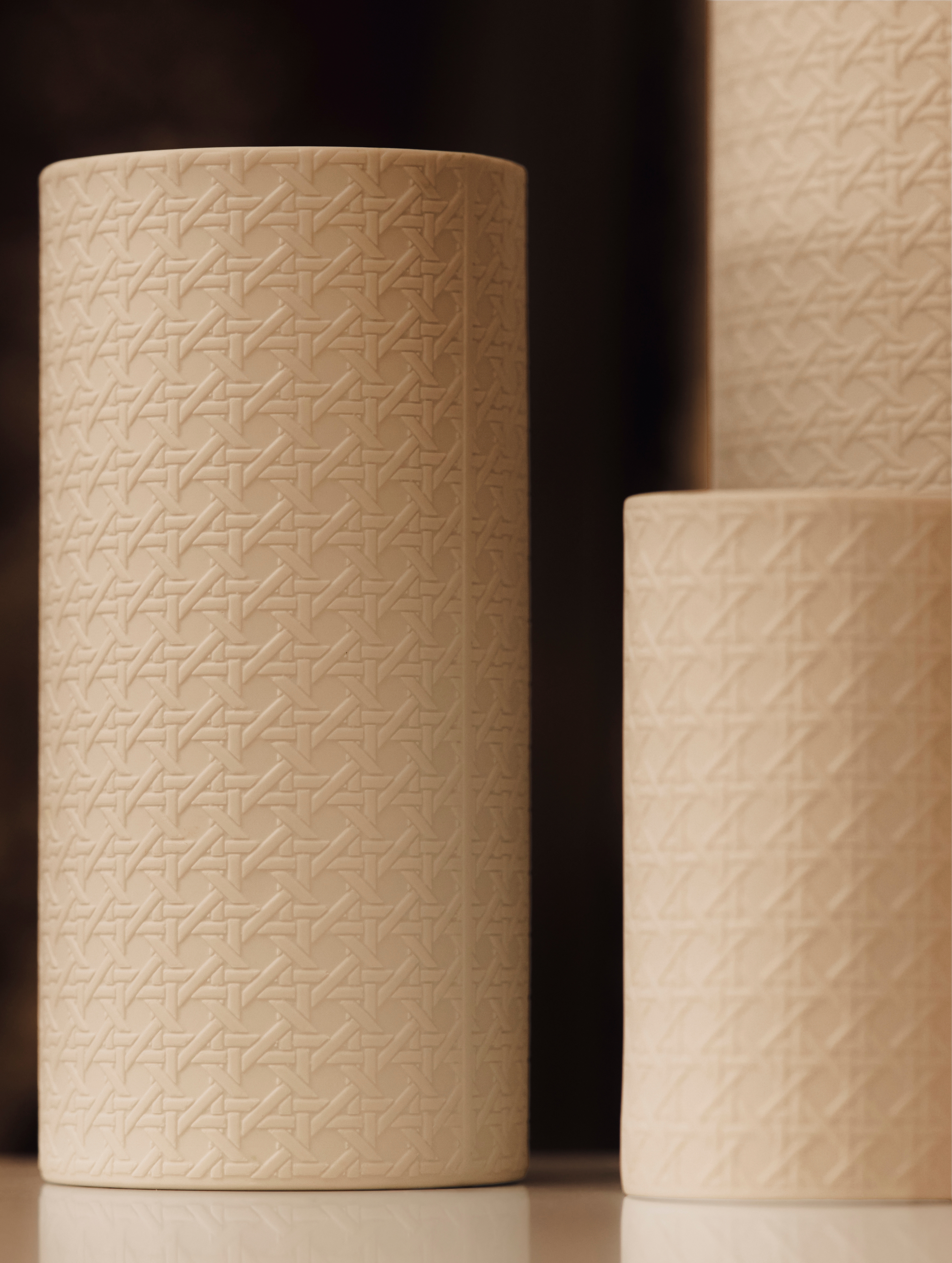 look_image_alt_prefix 圆柱形花瓶 白色瓷质凸起 Miss Dior Cannage 图案 E09