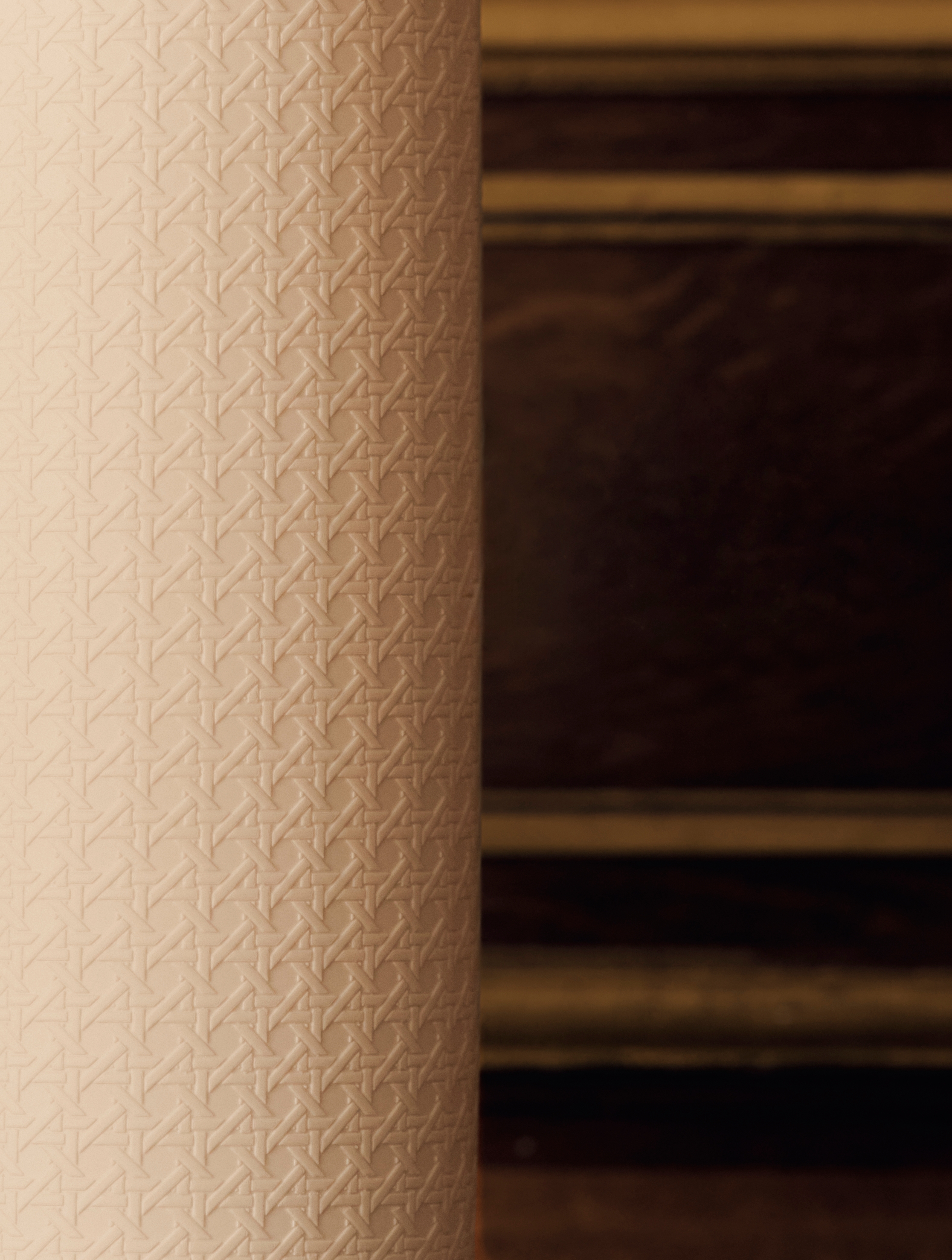 look_image_alt_prefix 大号圆柱形花瓶 白色瓷质凸起 Miss Dior Cannage 图案 E10