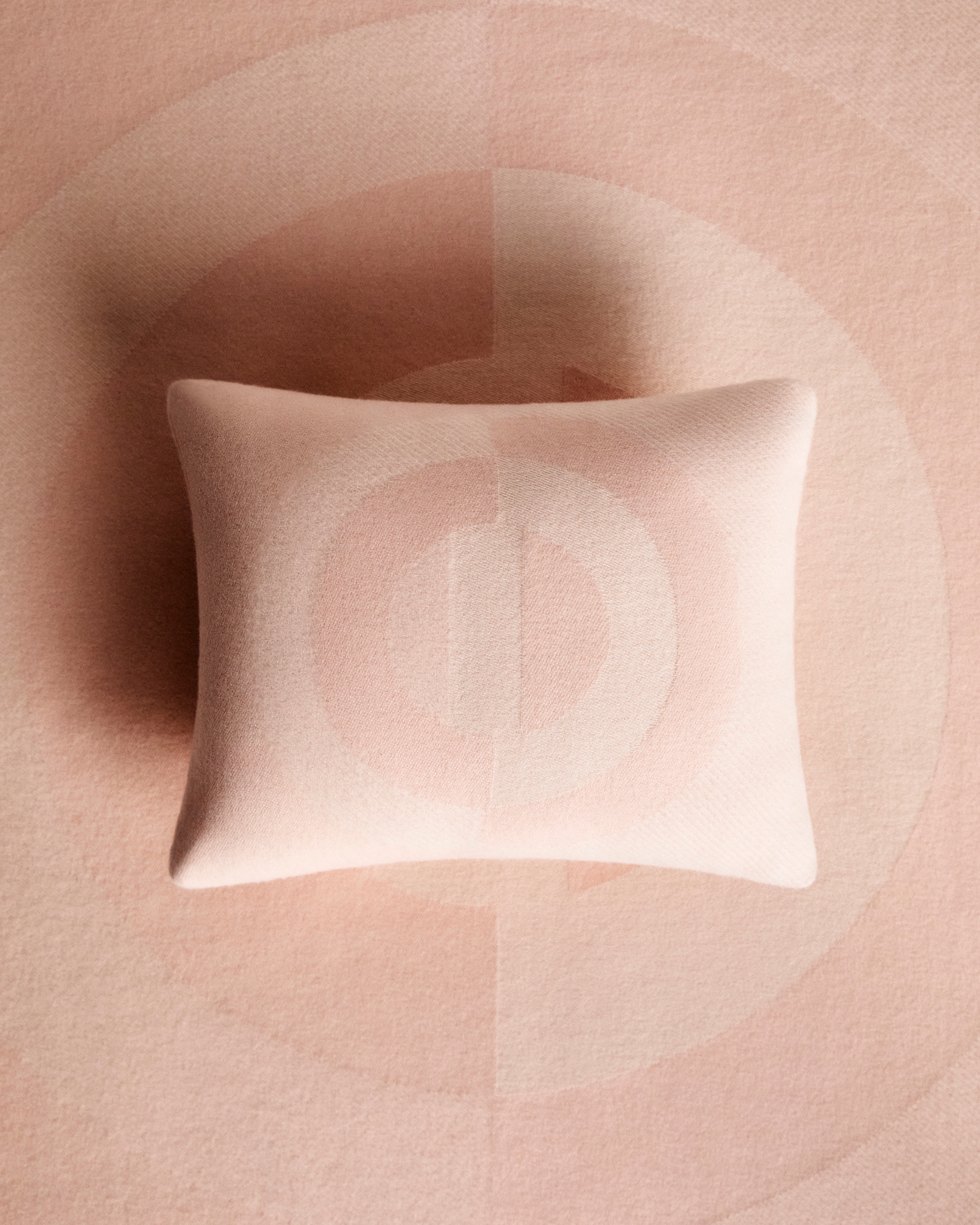 方形婴儿靠垫 粉色山羊绒 CD Entrelacés 图案 E01