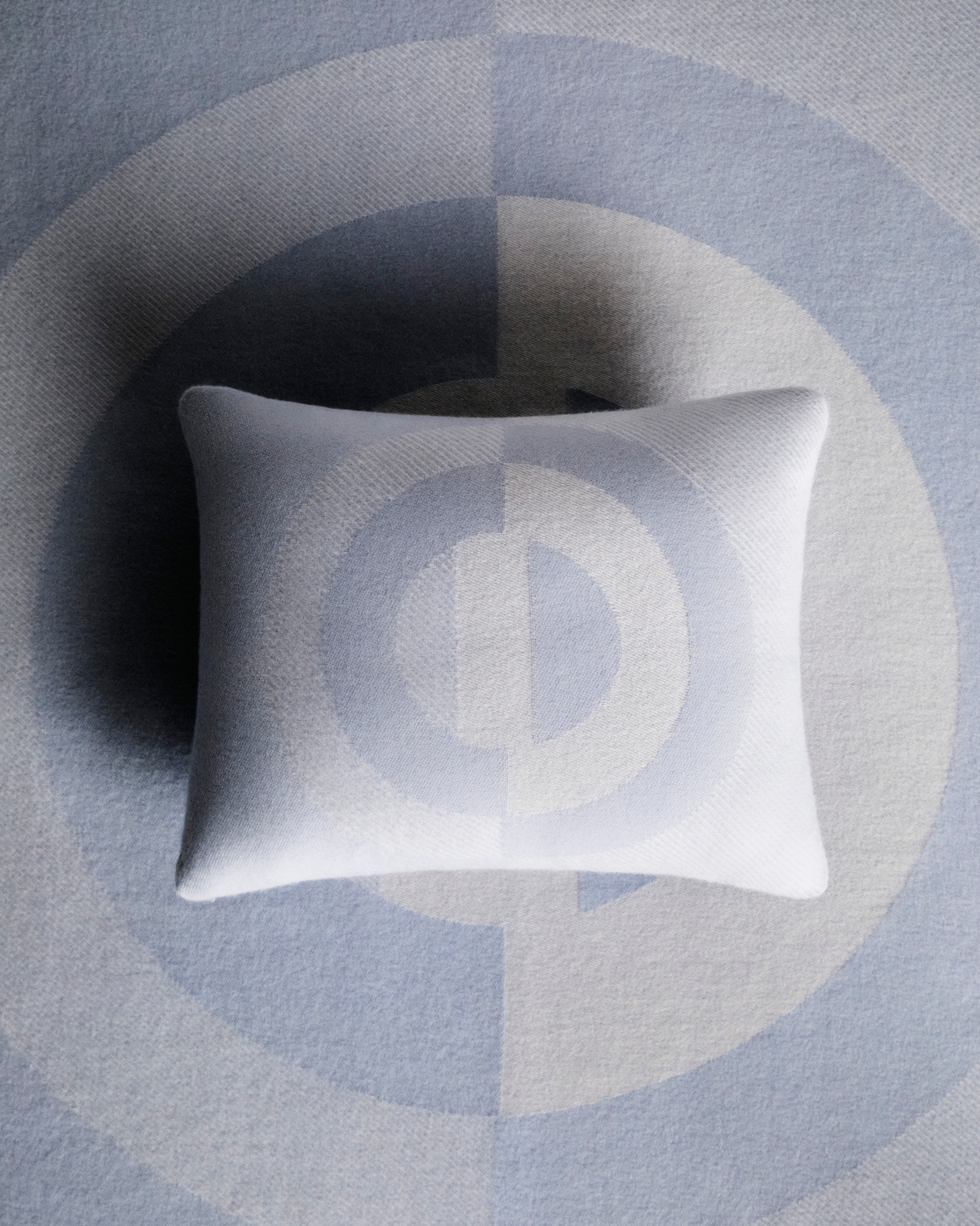 方形婴儿靠垫 蓝色山羊绒 CD Entrelacés 图案 E02