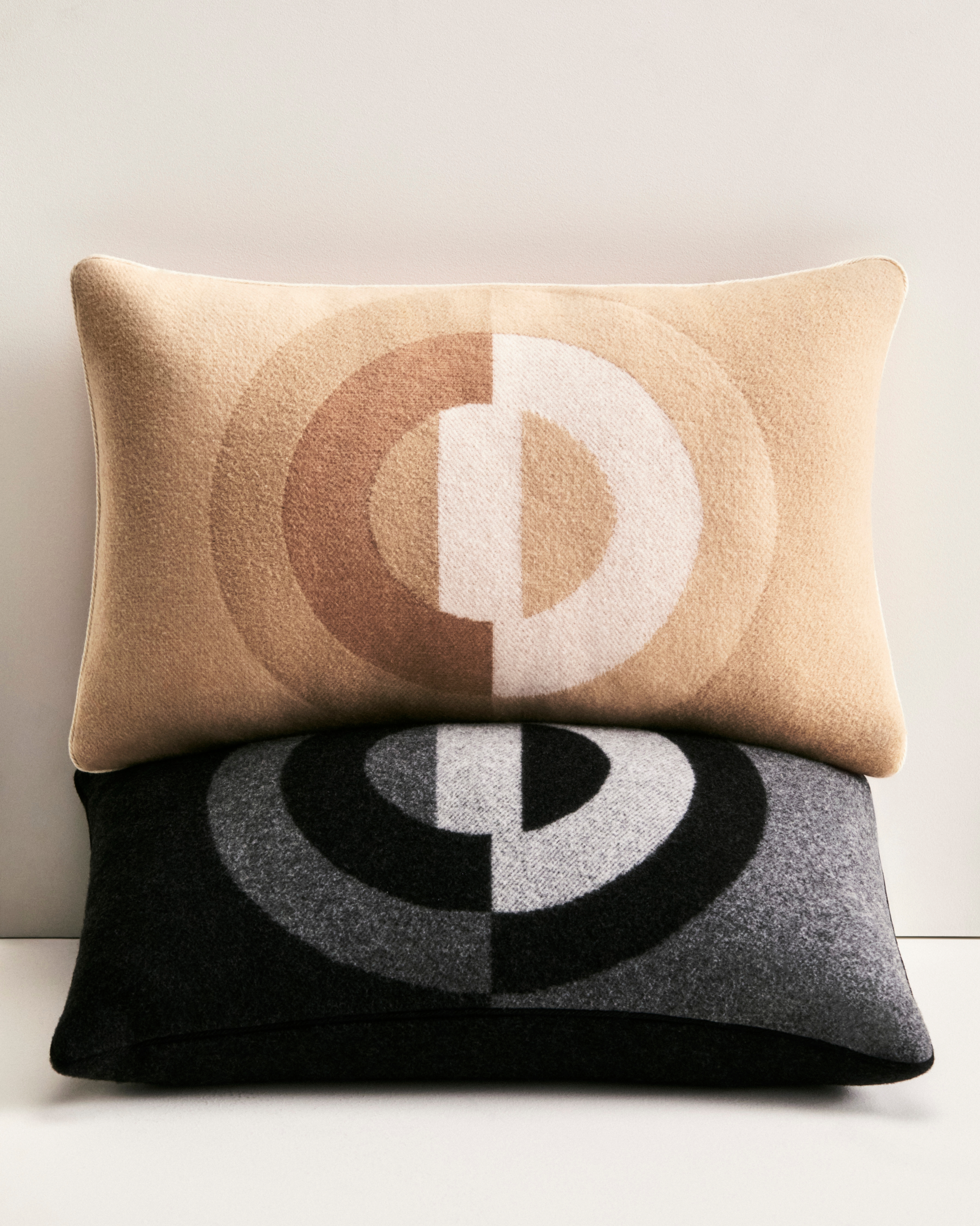 look_image_alt_prefix CD Entrelacés 系列长方形靠垫 米色绵羊毛混纺面料 E06