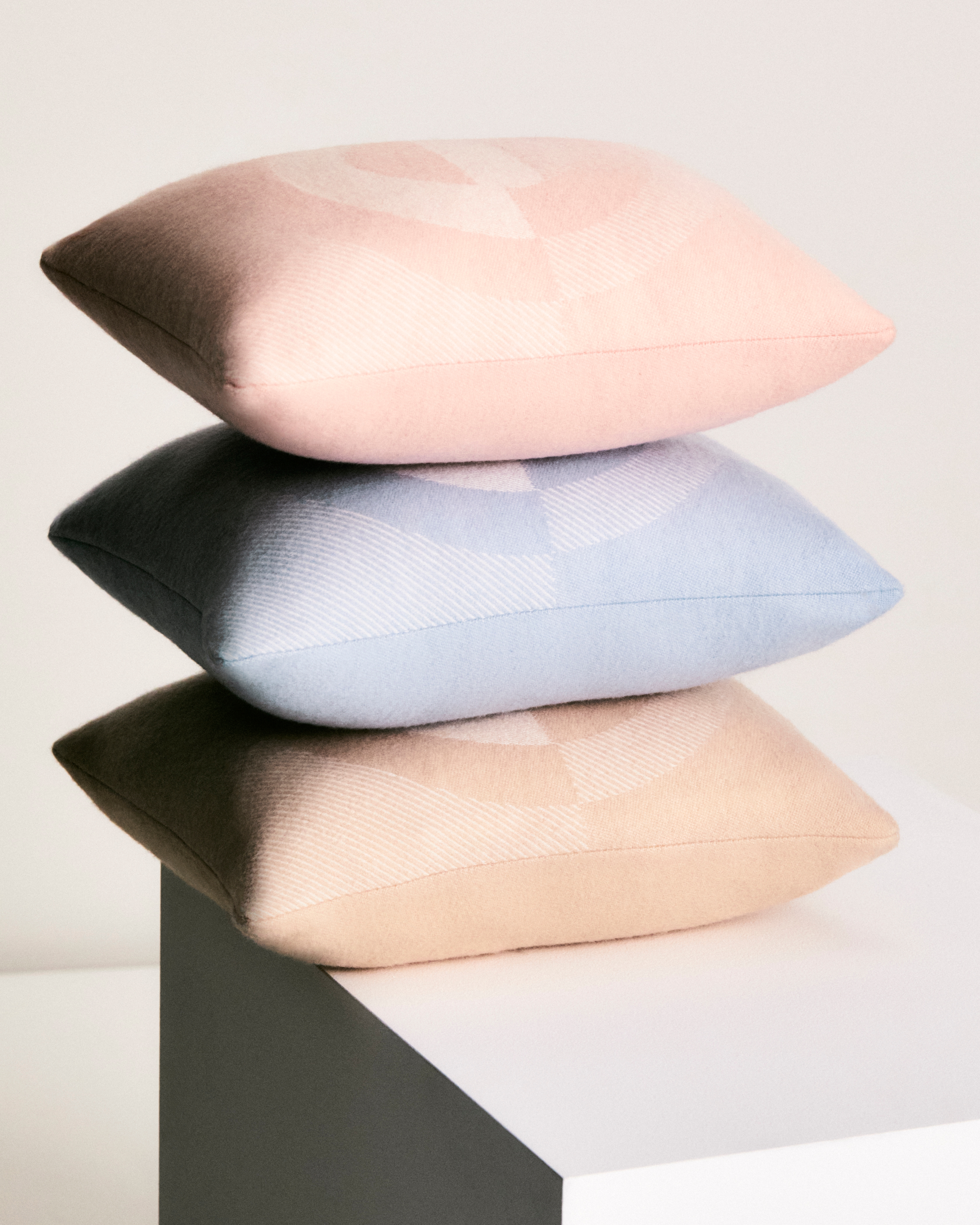 look_image_alt_prefix 方形婴儿靠垫 蓝色山羊绒 CD Entrelacés 图案 E07