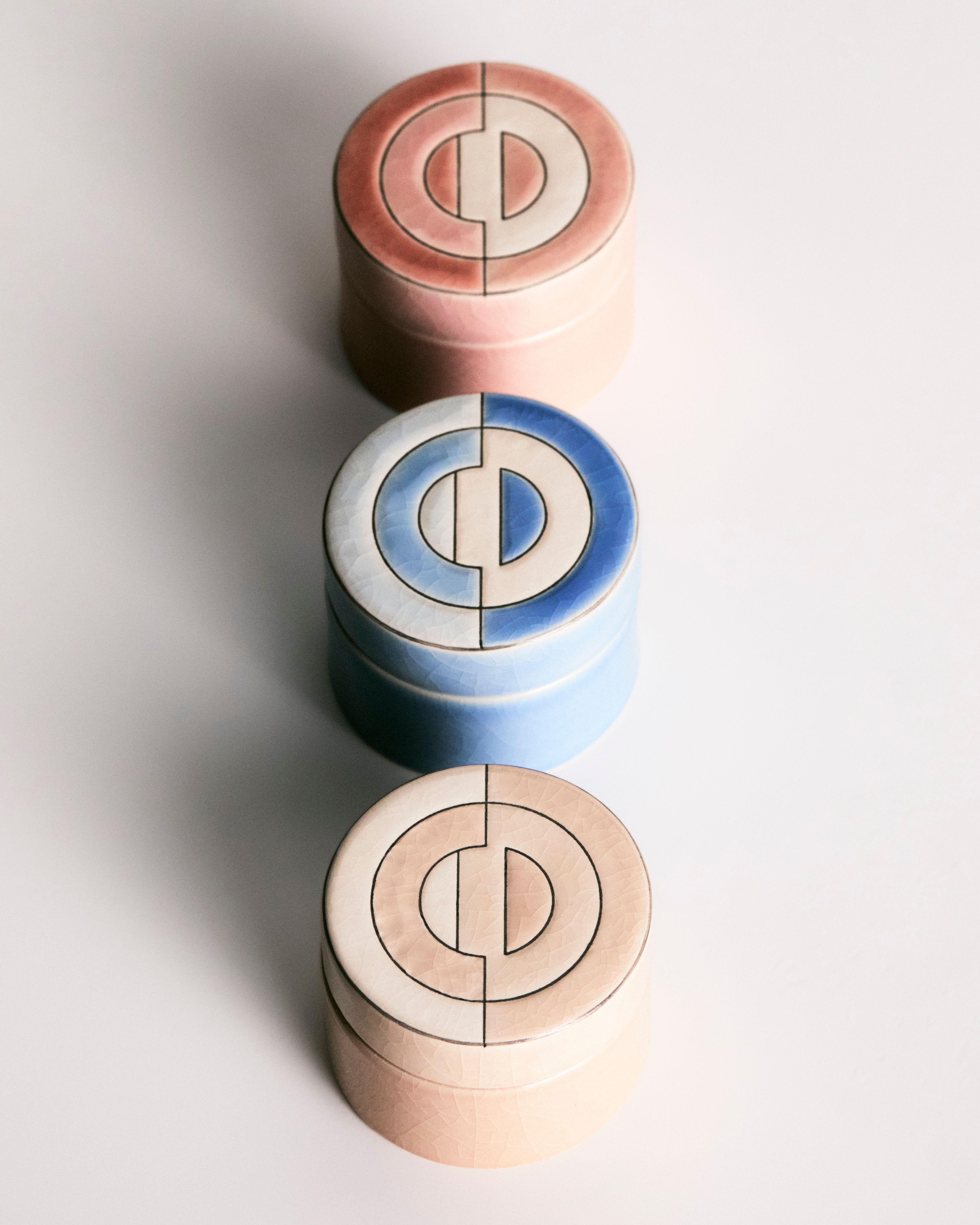 儿童牙齿纪念盒 Dior 与 Manufacture des Émaux de Longwy 联名，粉色陶瓷和瓷釉 CD Entrelacés 图案 E08