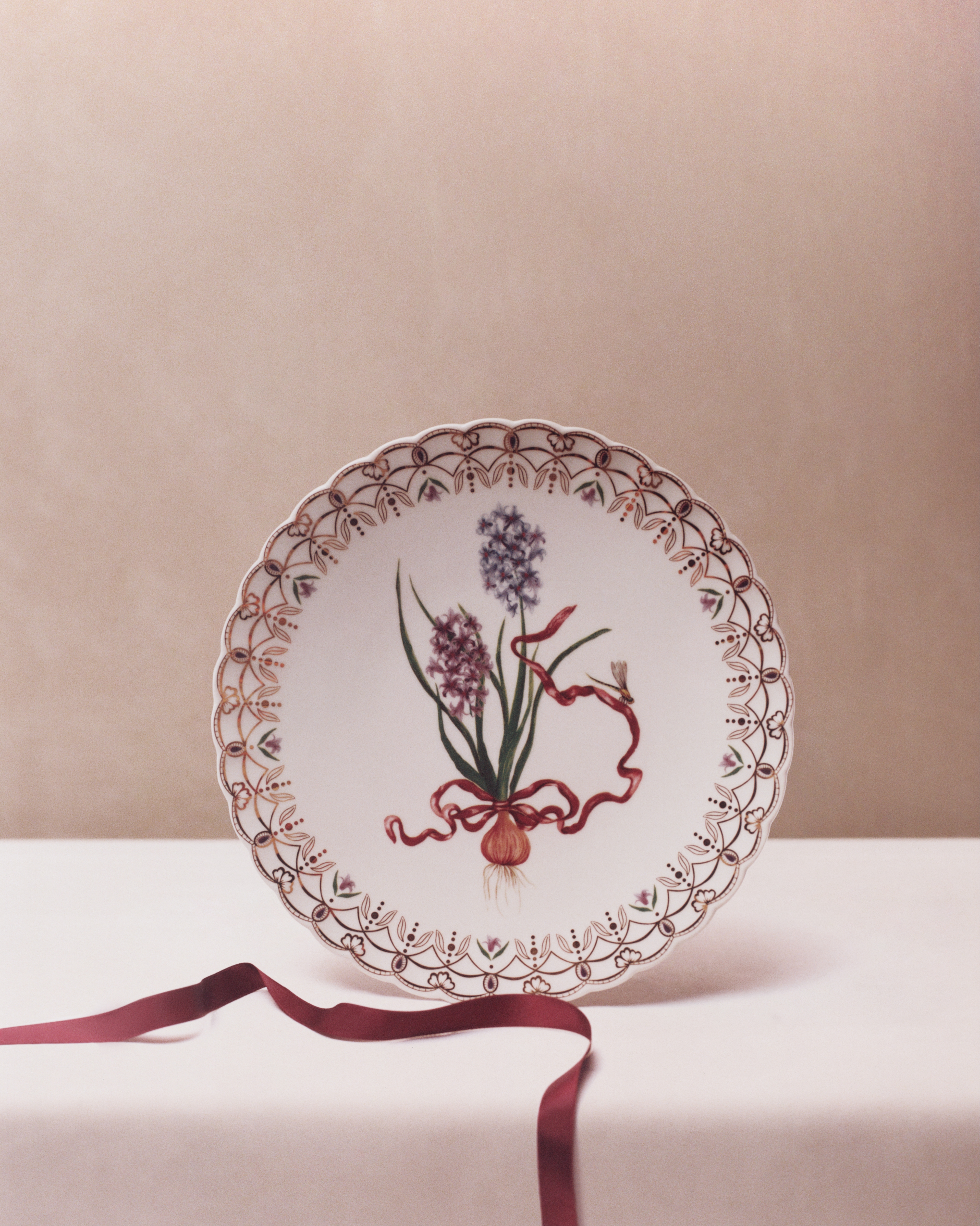 look_image_alt_prefix 餐盘 瓷质多色风信子图案和金色调细节 E06