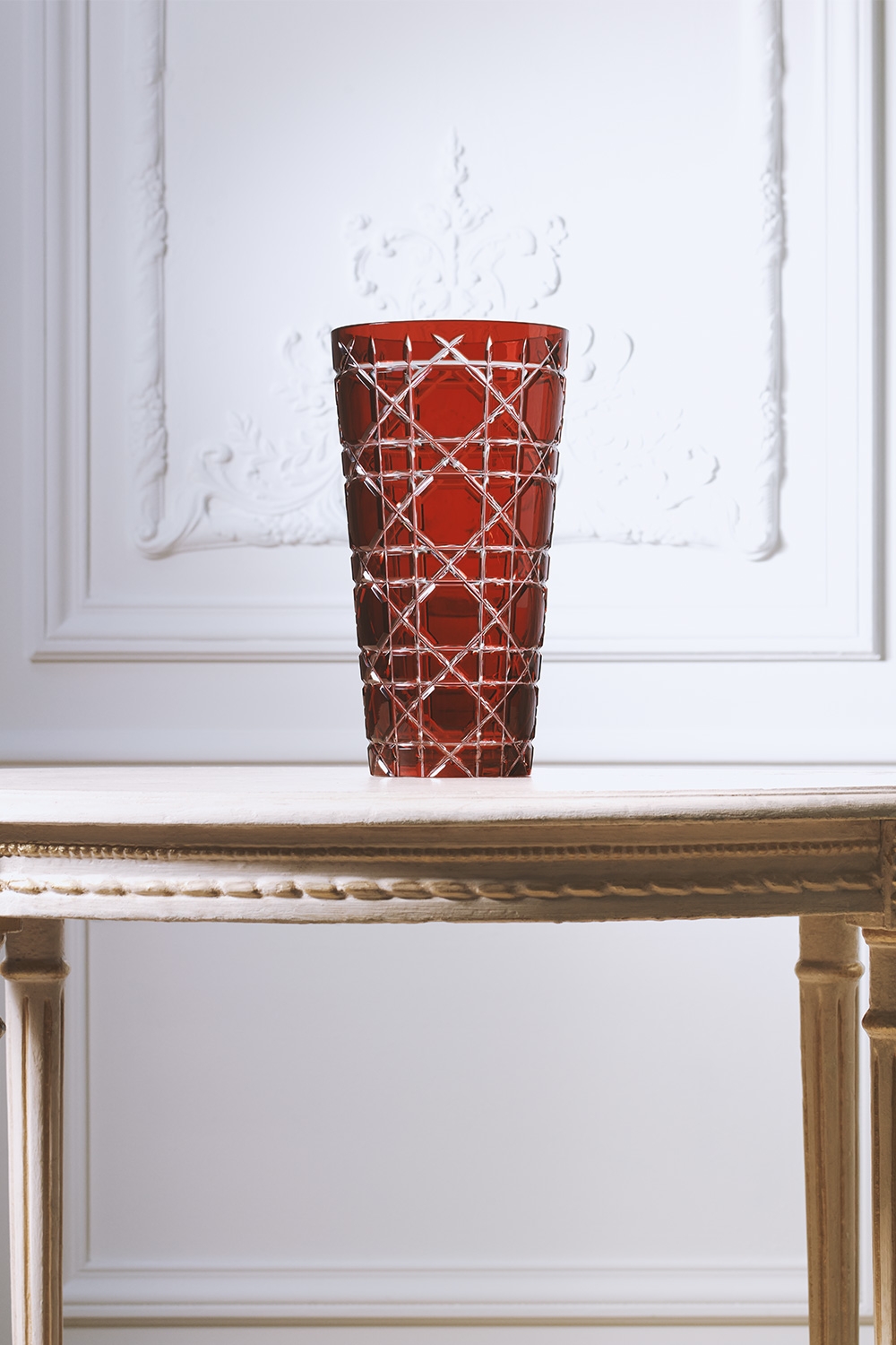 look_image_alt_prefix 锥形花瓶 红色晶体搭配藤格纹图案 E07