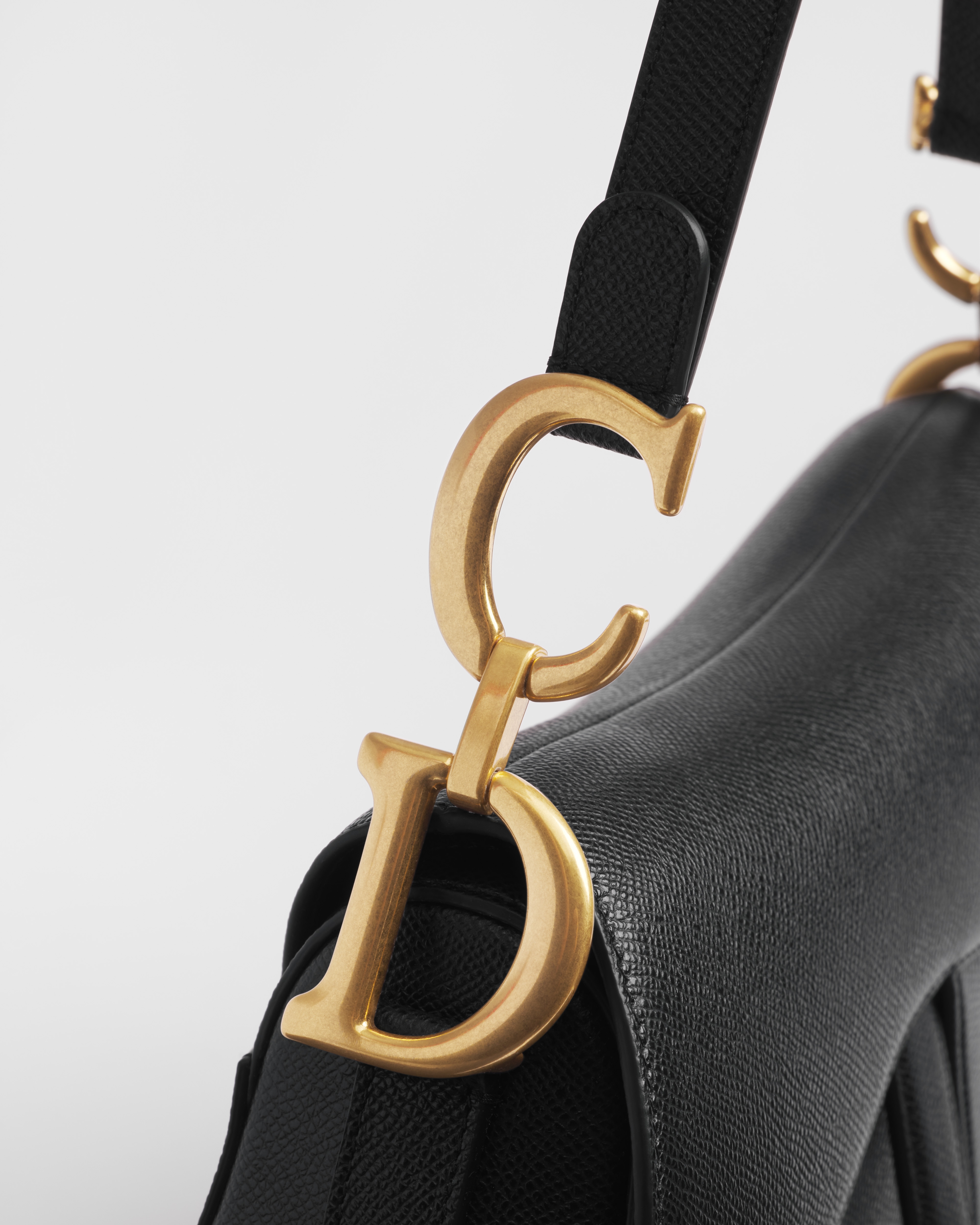 马鞍包（附肩带） 黑色粒面牛皮革 E10