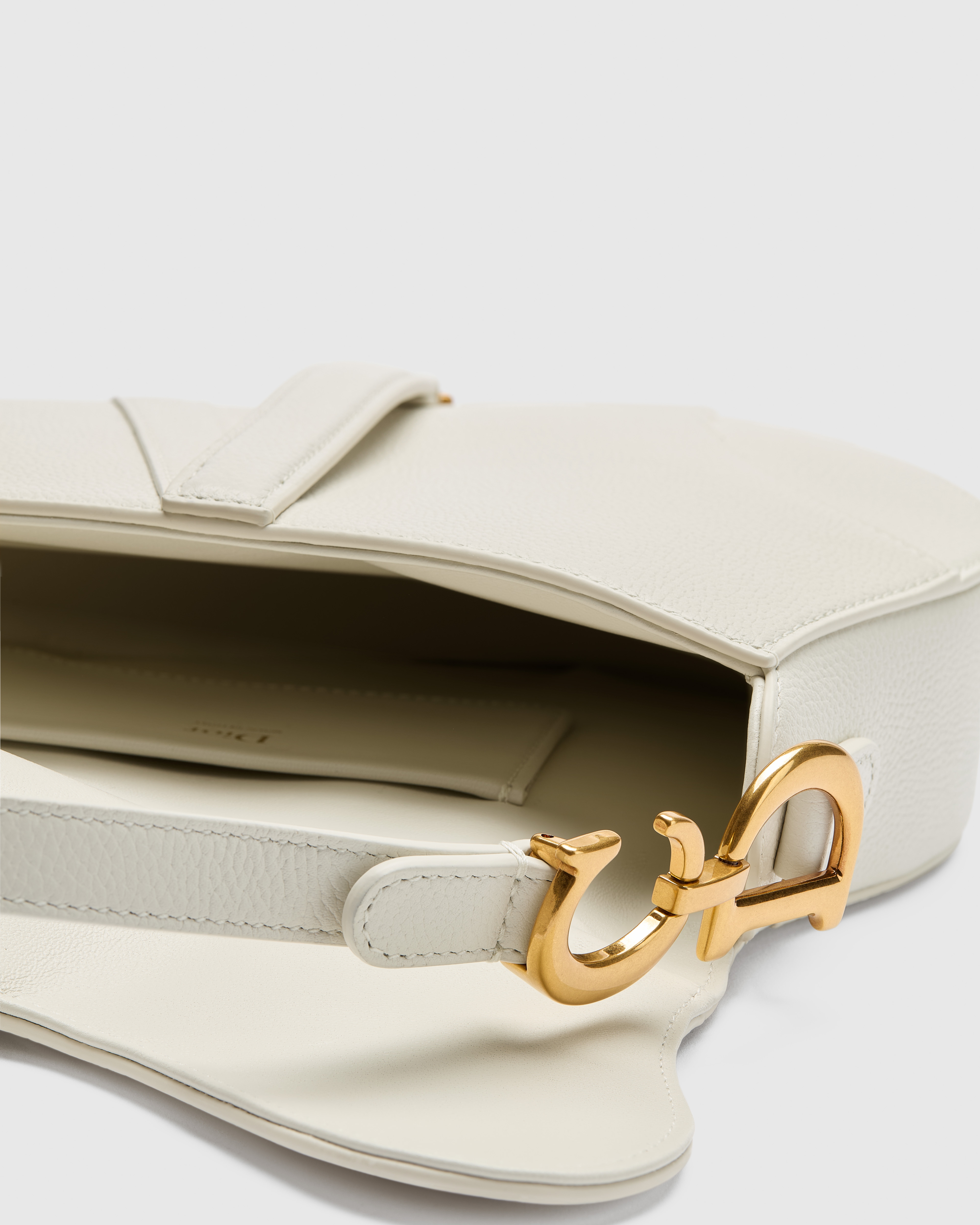 小号马鞍包（附肩带） 奶白色粒面牛皮革 E11