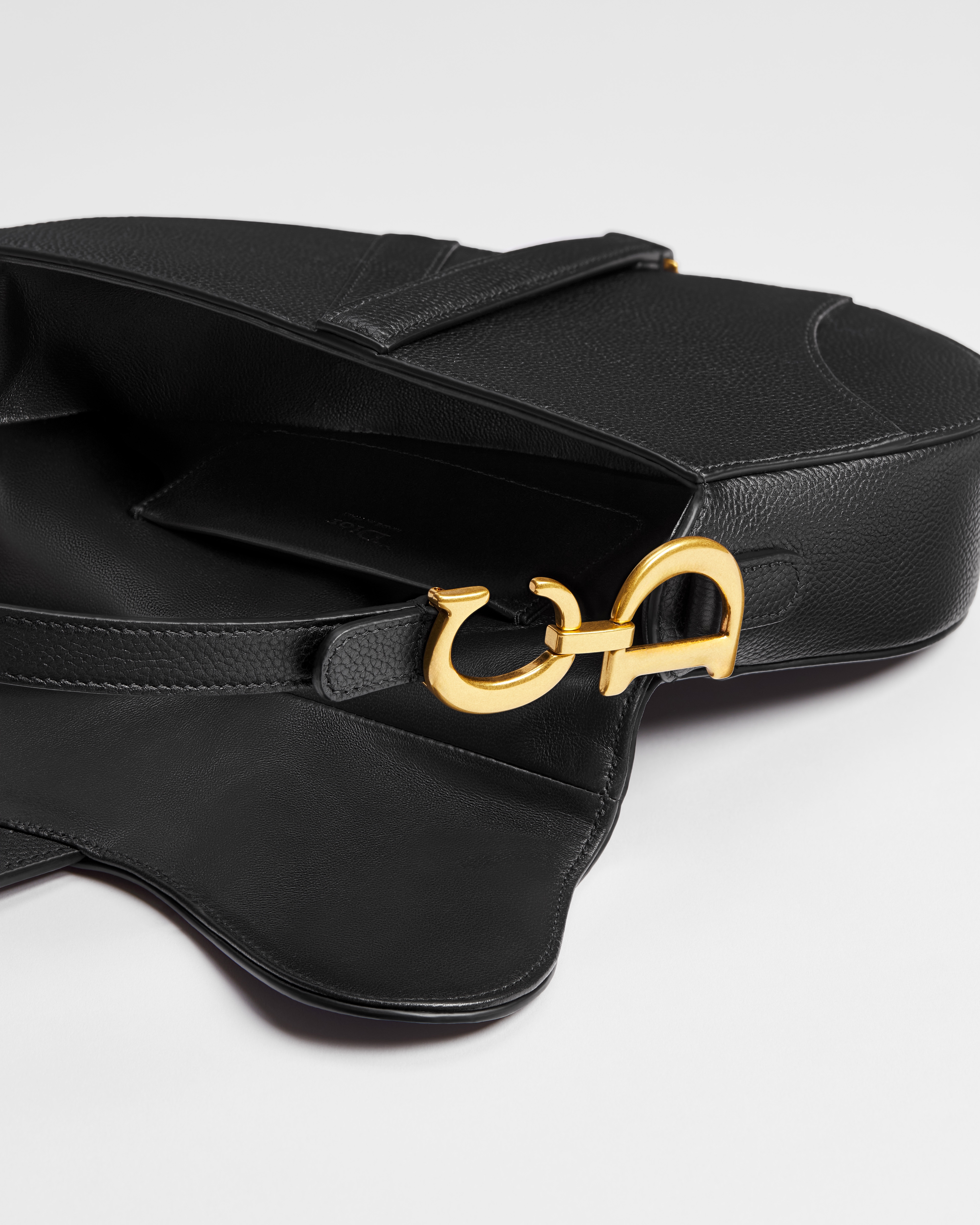 小号马鞍包（附肩带） 黑色粒面牛皮革 E06