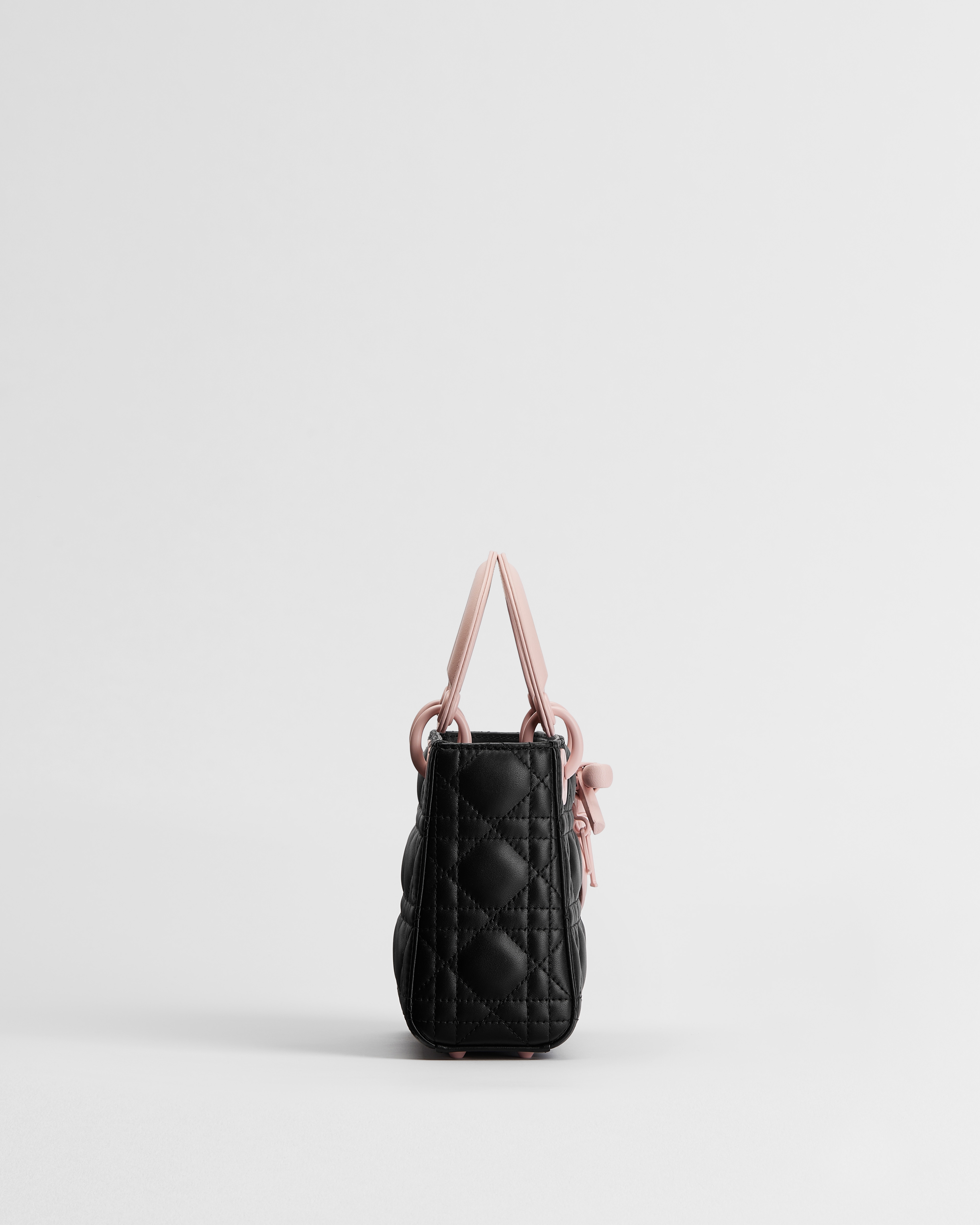 迷你 Lady Dior 手袋（附肩带） 黑色和淡柔粉色羊皮革藤格纹 E02
