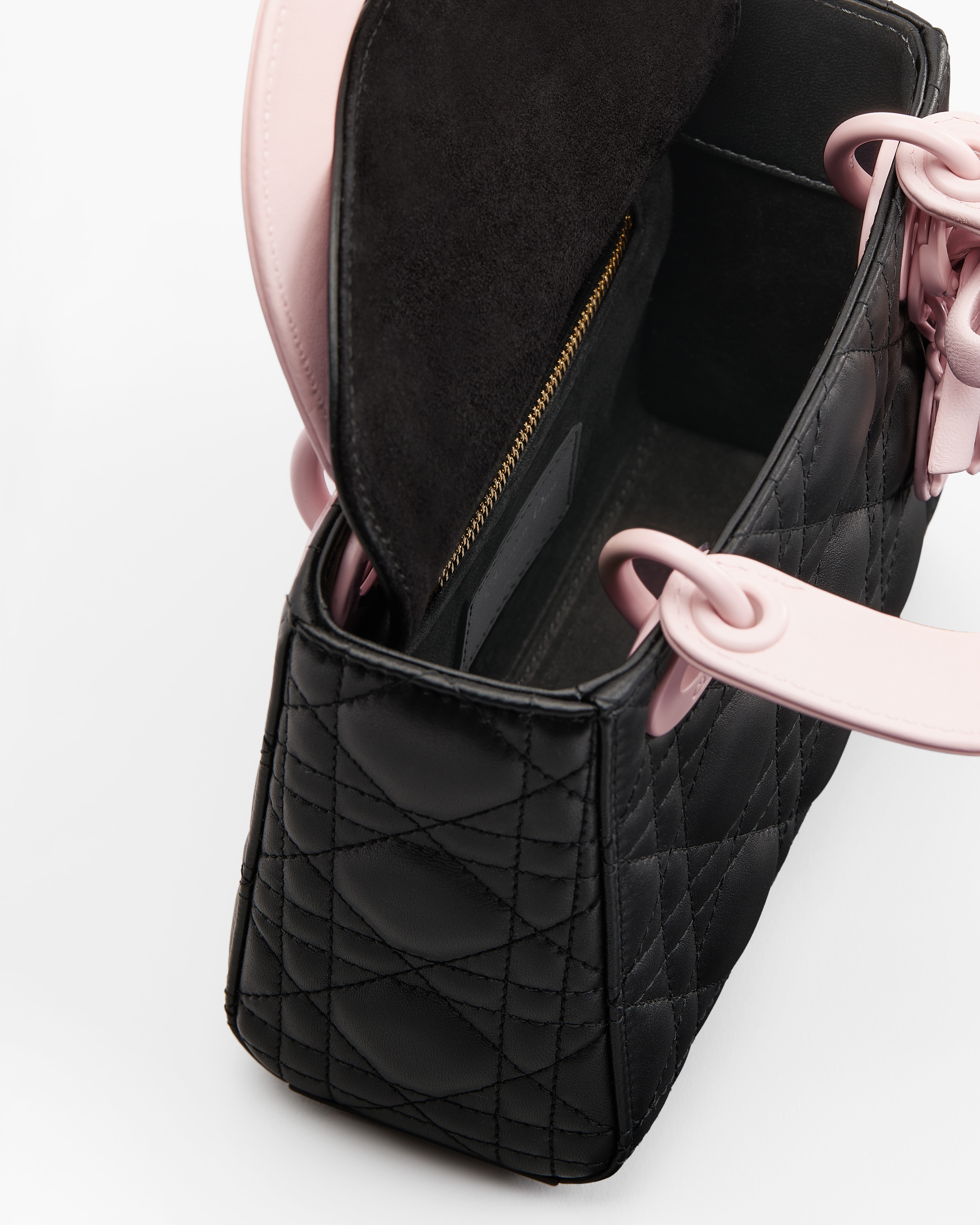 迷你 Lady Dior 手袋（附肩带） 黑色和淡柔粉色羊皮革藤格纹 E06