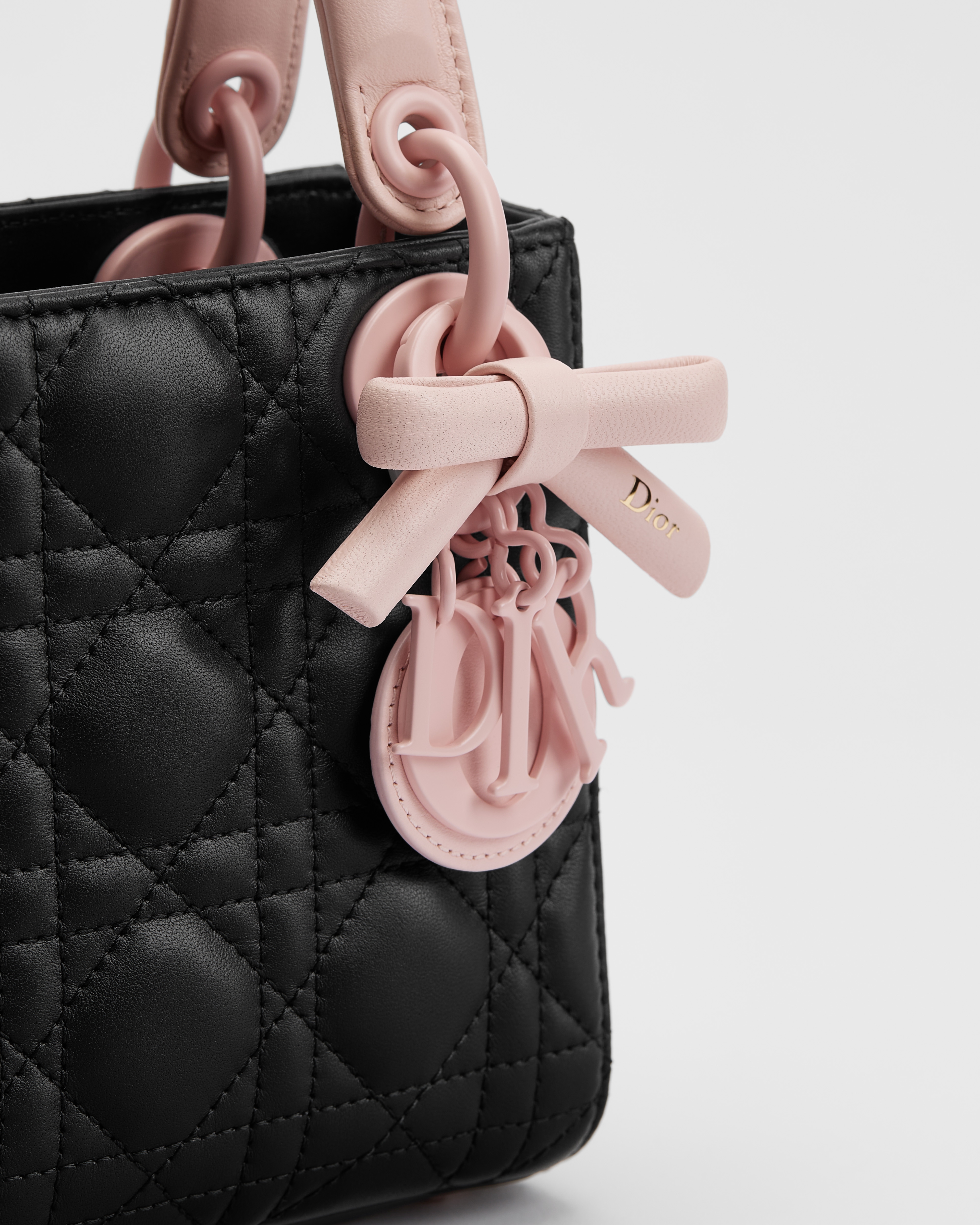 迷你 Lady Dior 手袋（附肩带） 黑色和淡柔粉色羊皮革藤格纹 E09