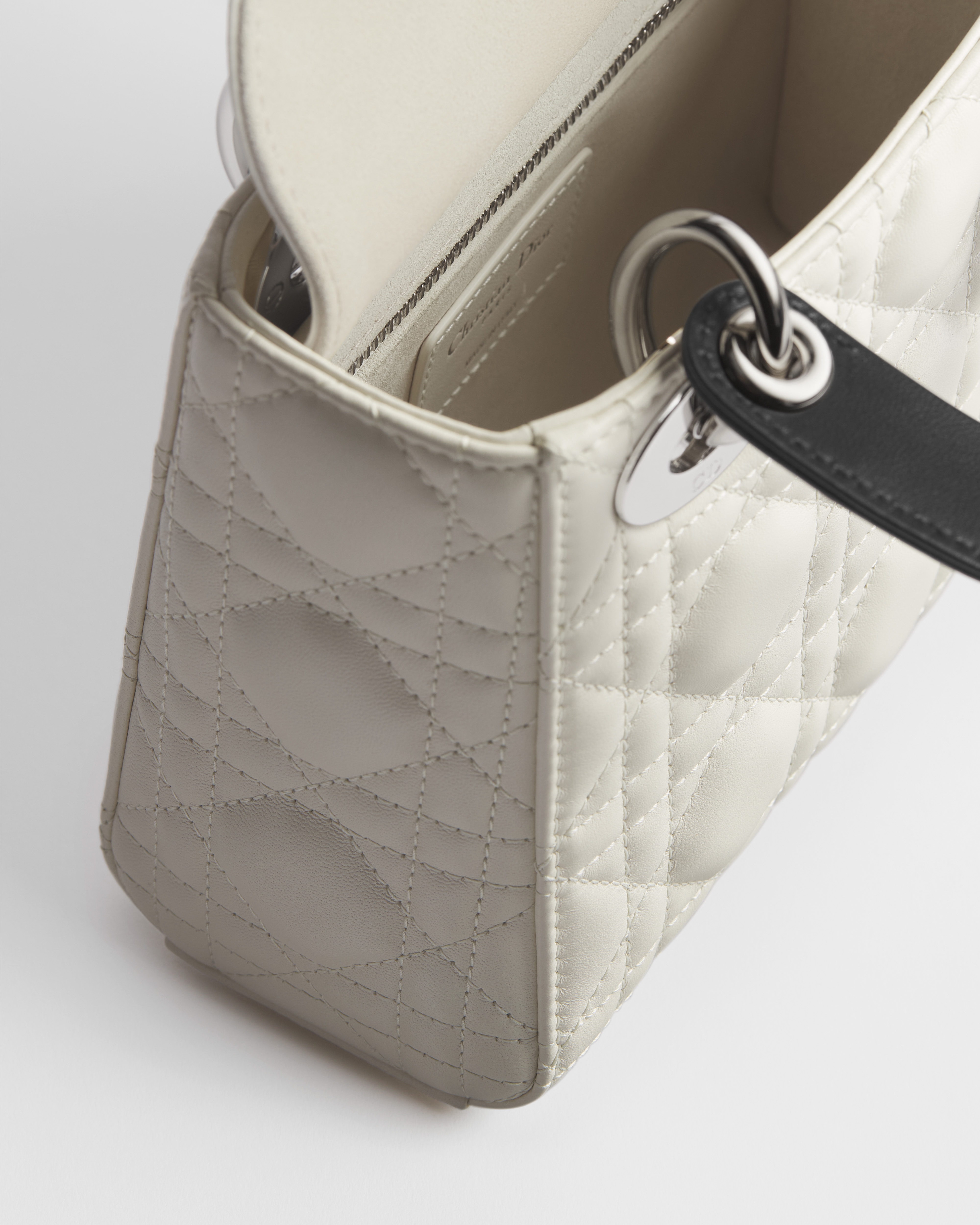 Dior Or 迷你 Lady Dior 手袋（附链条） 奶白色和黑色羊皮革藤格纹 E06