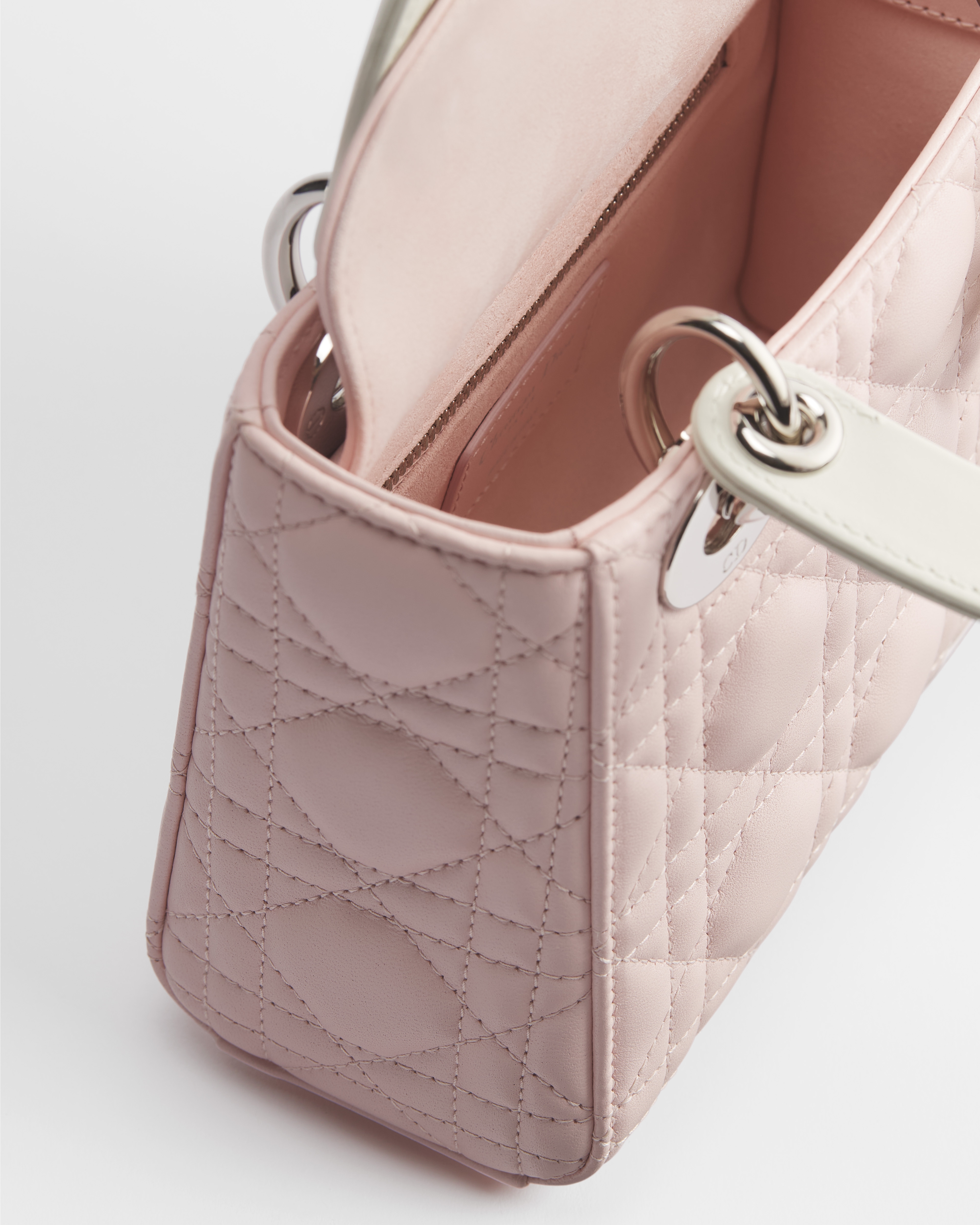 Dior Or 迷你 Lady Dior 手袋（附链条） 淡柔粉色和奶白色羊皮革藤格纹 E06